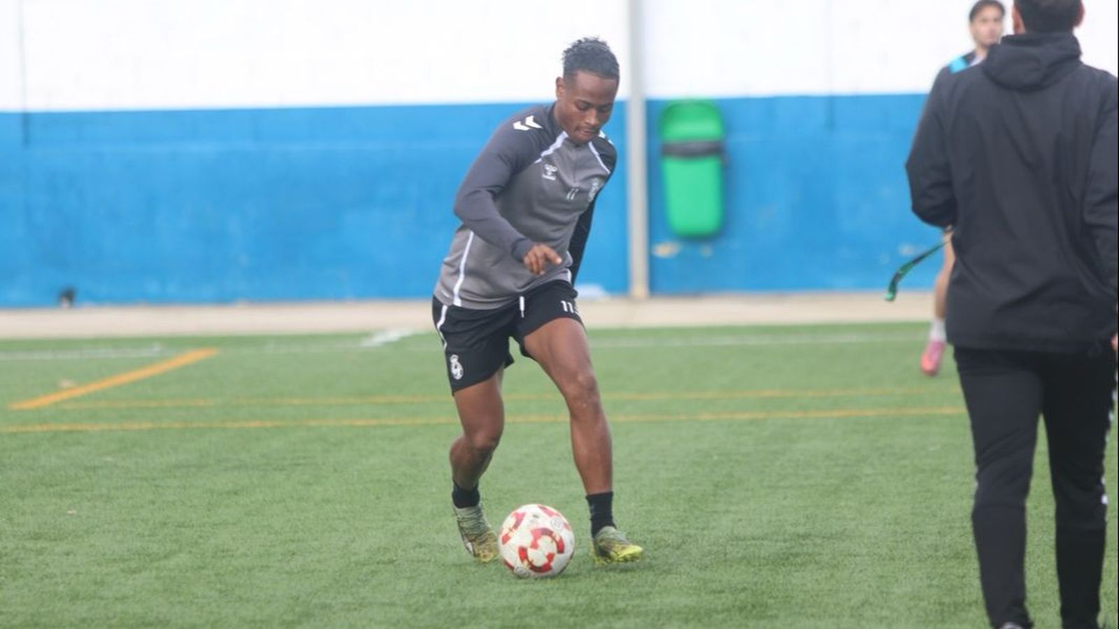 Joanel López, que se perfila como titular, durante un entrrenamiento