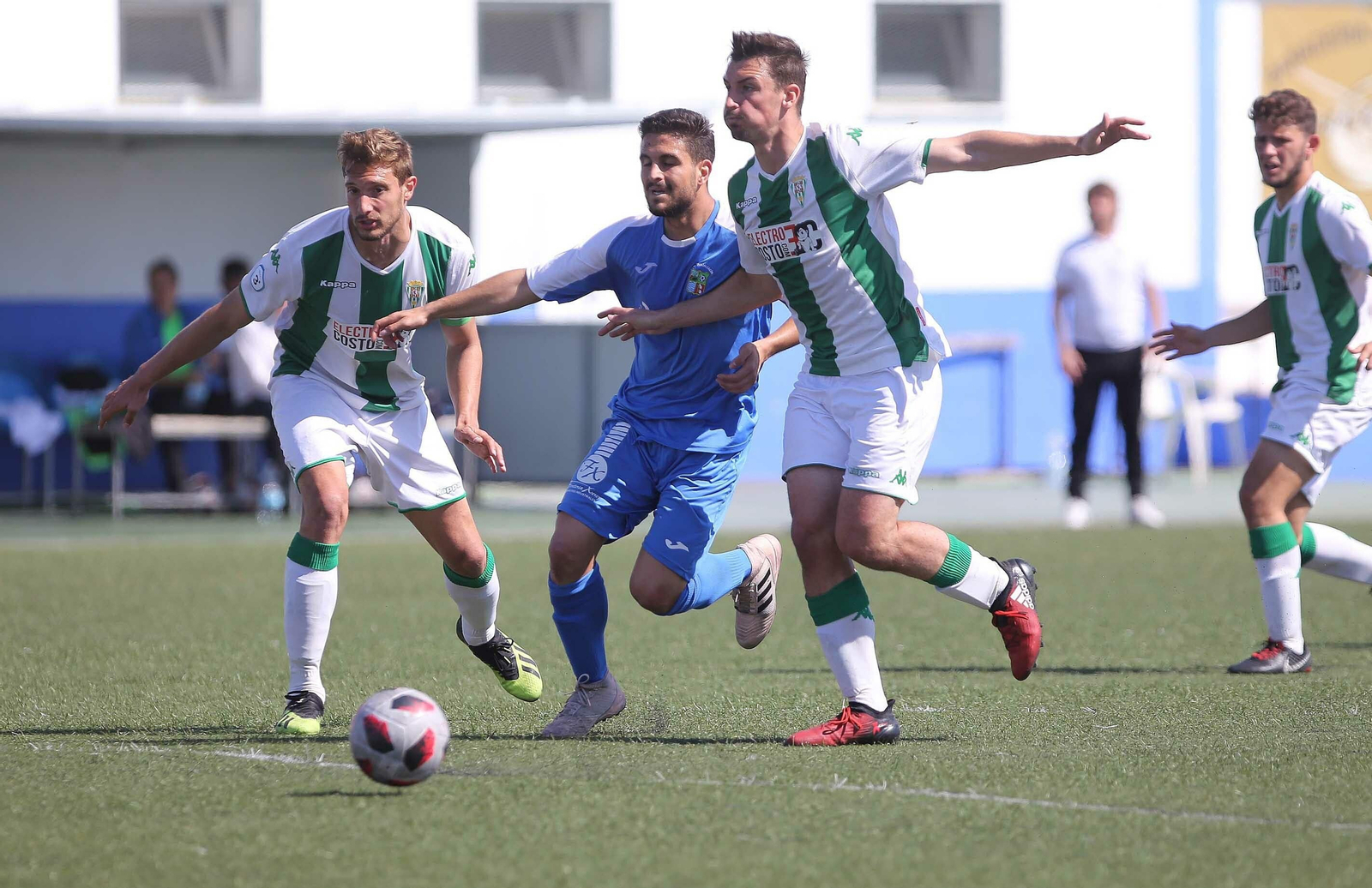 Dos jugadores del Córdoba B cierran el paso a un atacante del Guadalcacín.