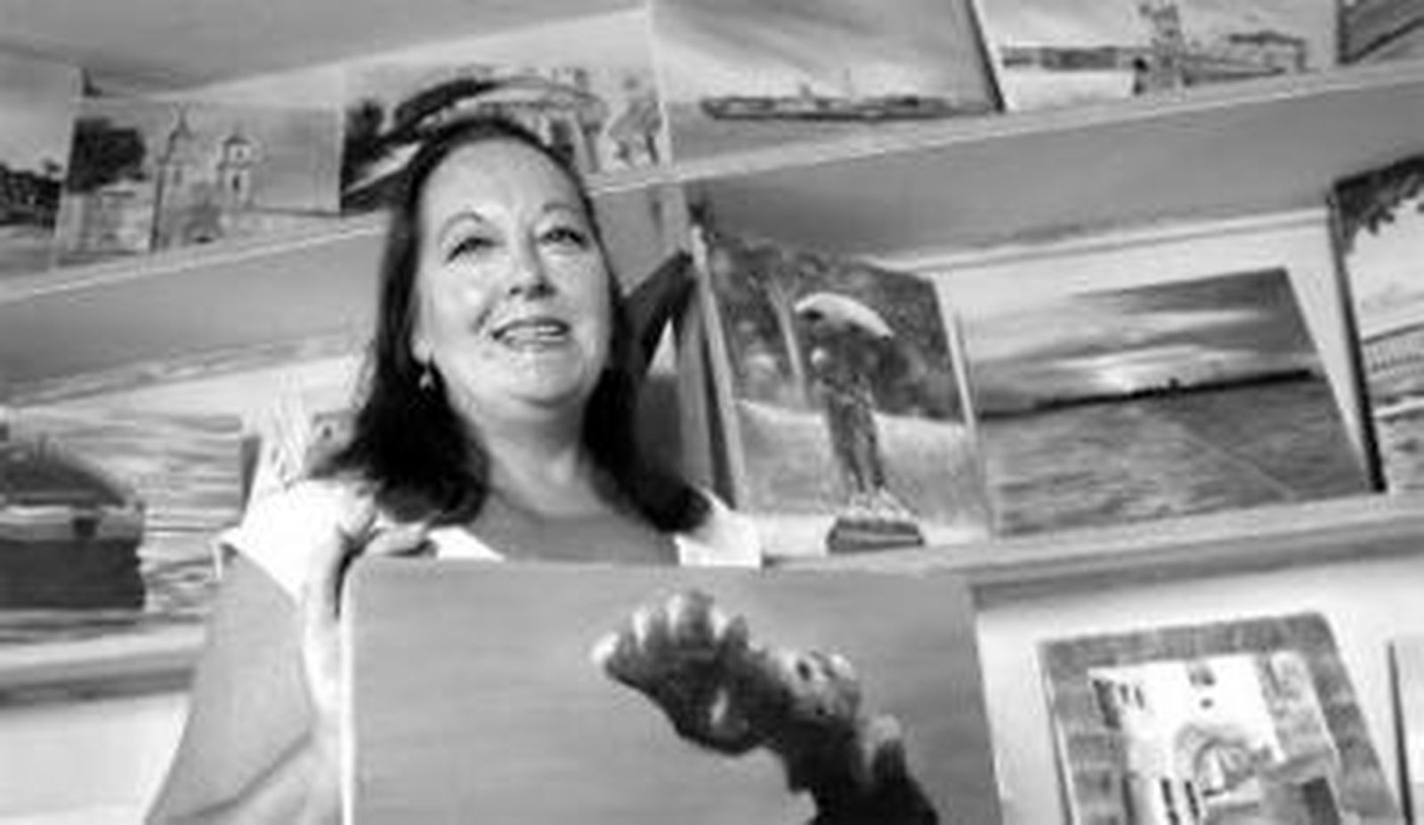 La autora, junto a uno de sus lienzos.