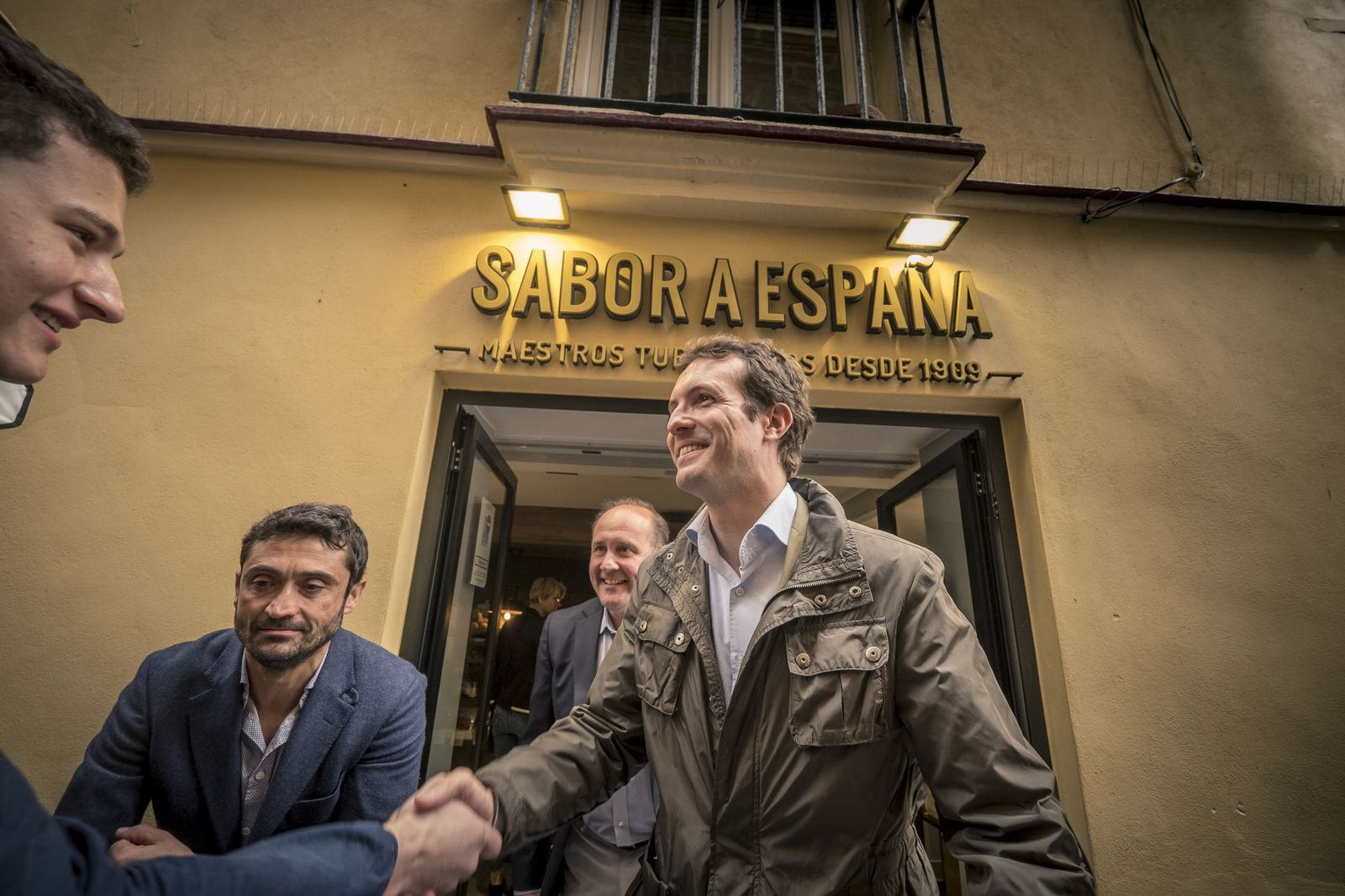 Pablo Casado de paseo por Cádiz.