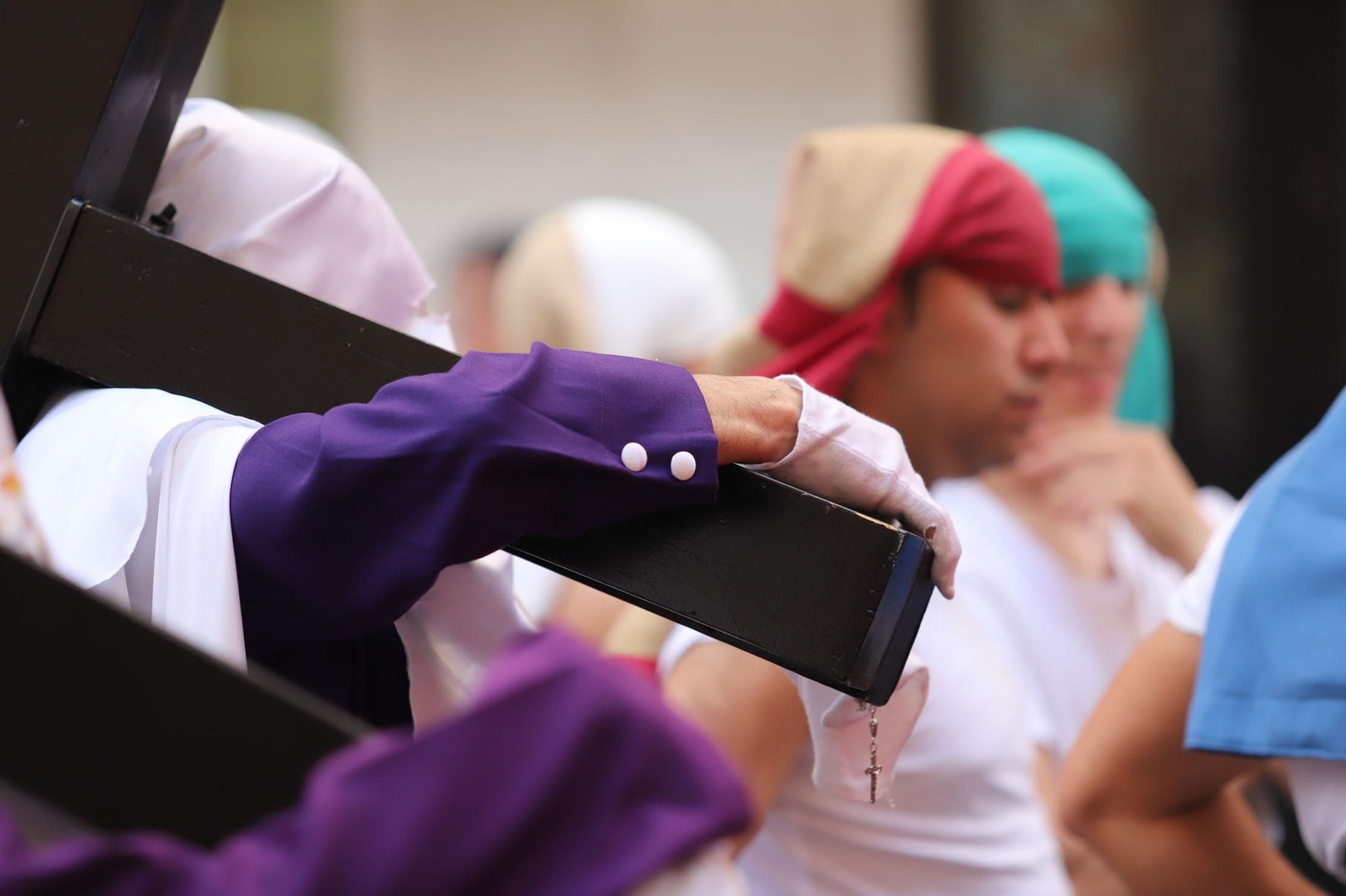 Imágenes del recorrido de la Hermandad del Cristo Cautivo de Huelva