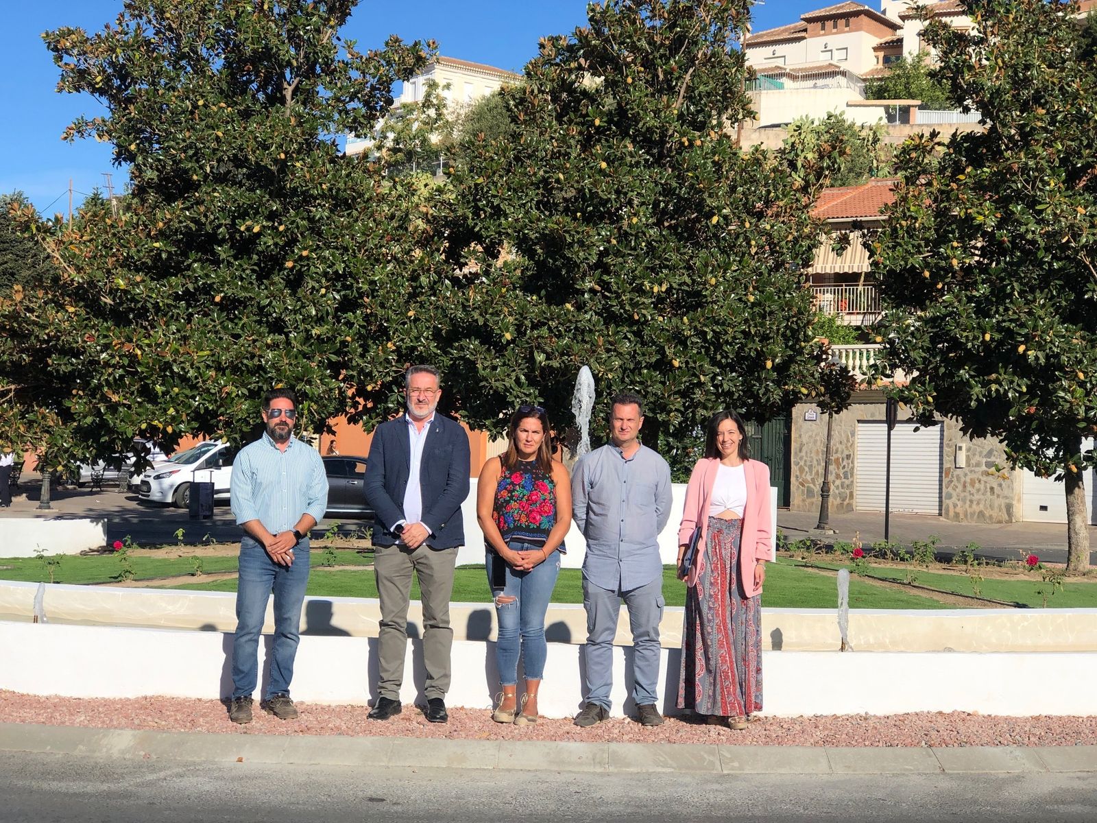 El delegado de Fondos Europeos, Desarrollo, Industria y Empleo de la Diputación Provincial de Granada, Antonio Díaz, en la renovada rotonda de Cenes de la Vega que da acceso a la estación de esquí de Sierra Nevada