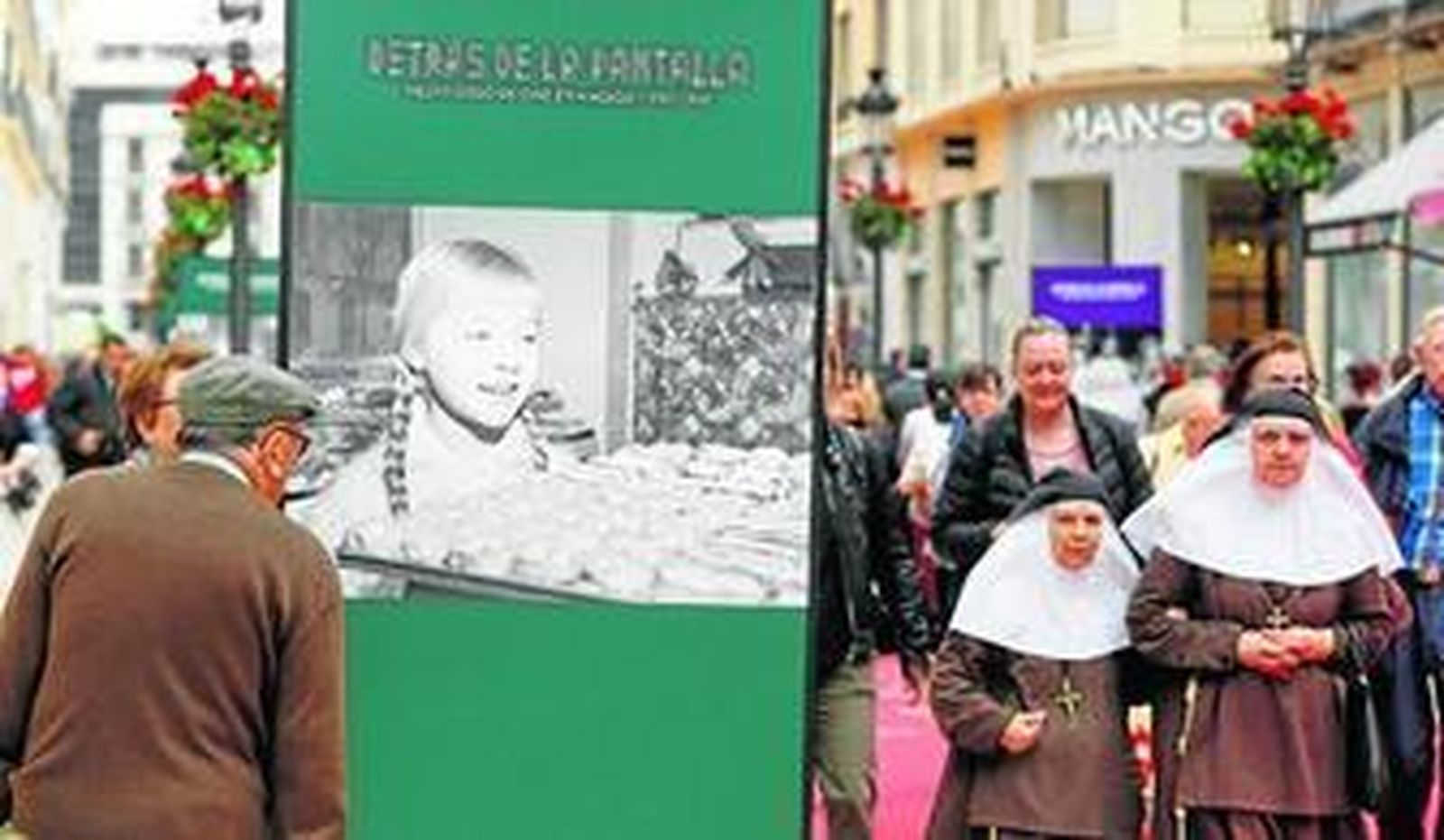 Una fotografía de Marisol en 'Detrás de la pantalla', la exposición de la Agencia Efe inaugurada ayer en la calle Larios.