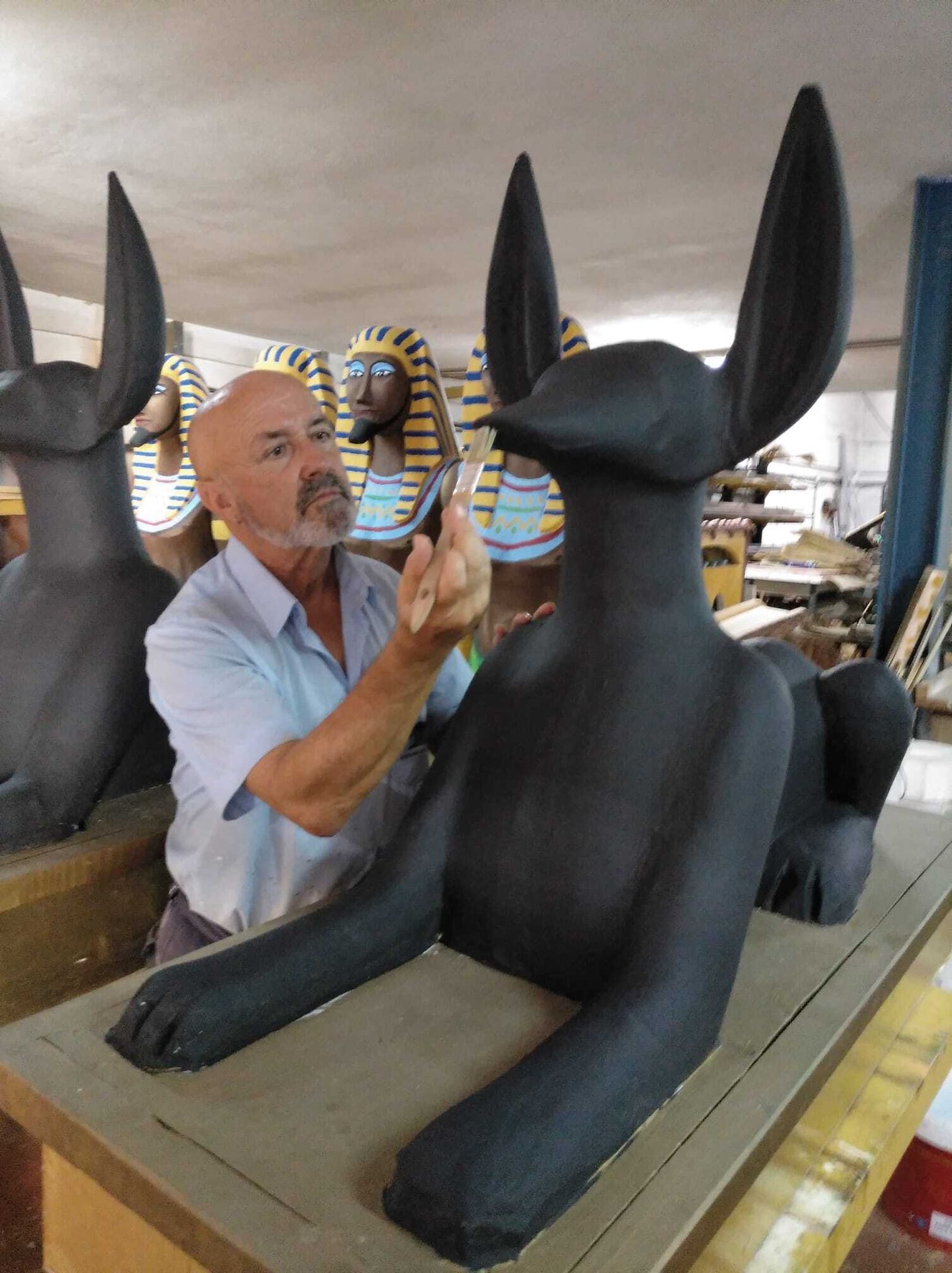 Antonio Carrión Bayo, en plena labor creativa.