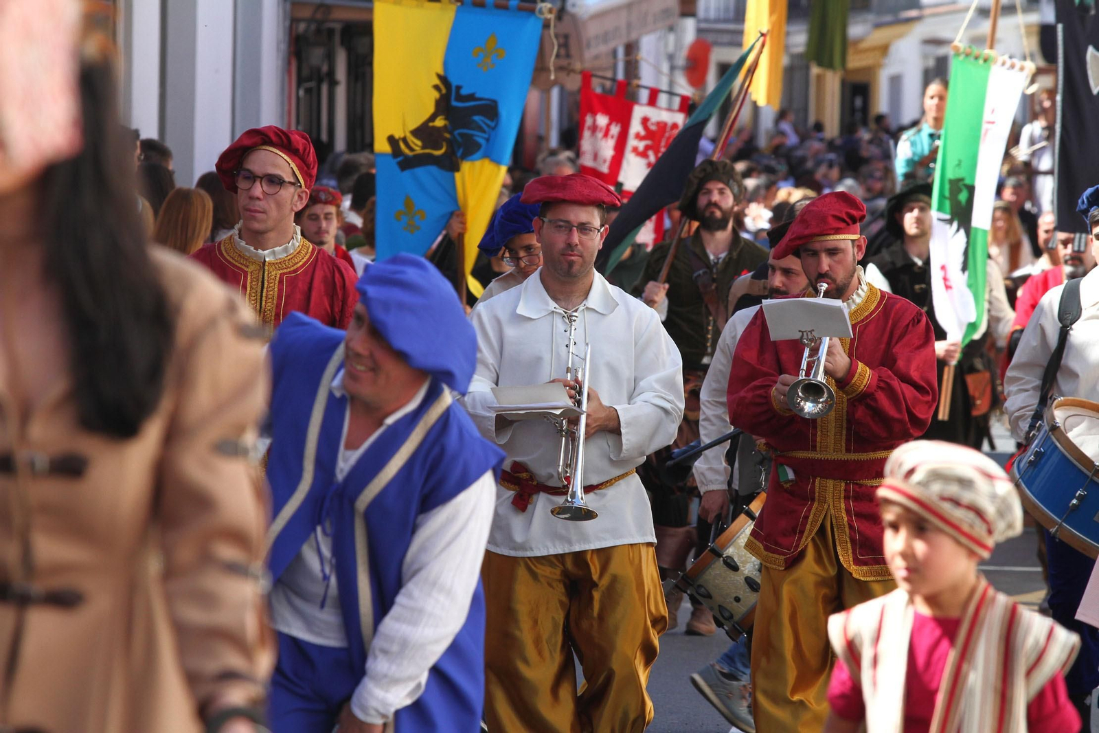 Imágenes del desfile de la XIX Feria Medieval del Descubrimiento, en Palos de la Frontera