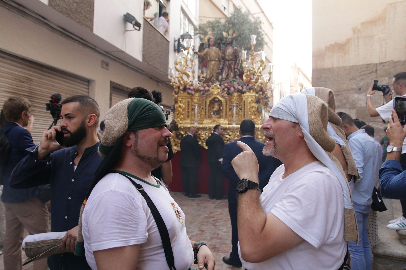 Imágenes de La Magna por las calles de Almería