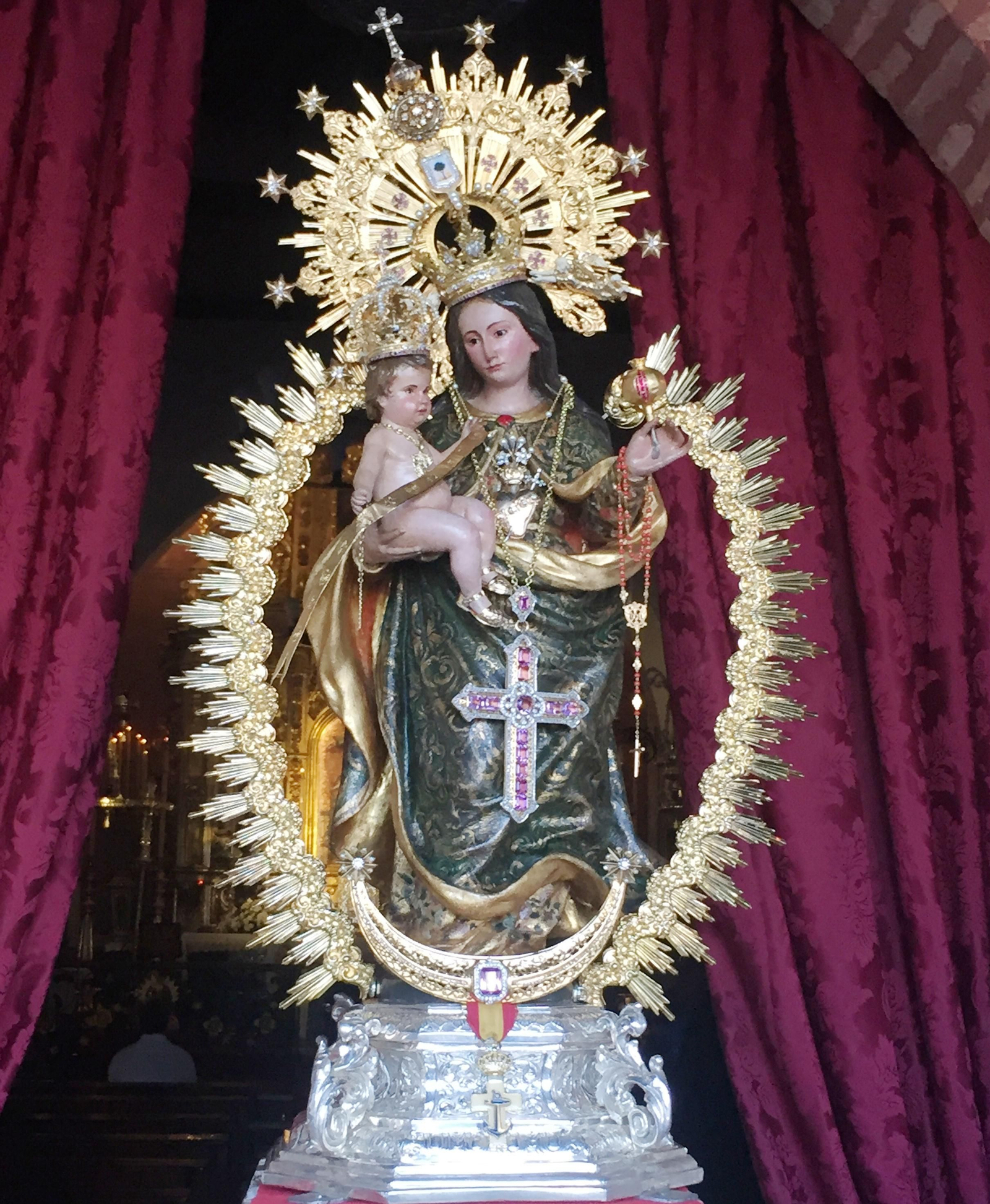 La Virgen de la Cinta a las puertas de su ermita con sus preseas. La Virgen de la Cinta a las puertas de su ermita con sus preseas.