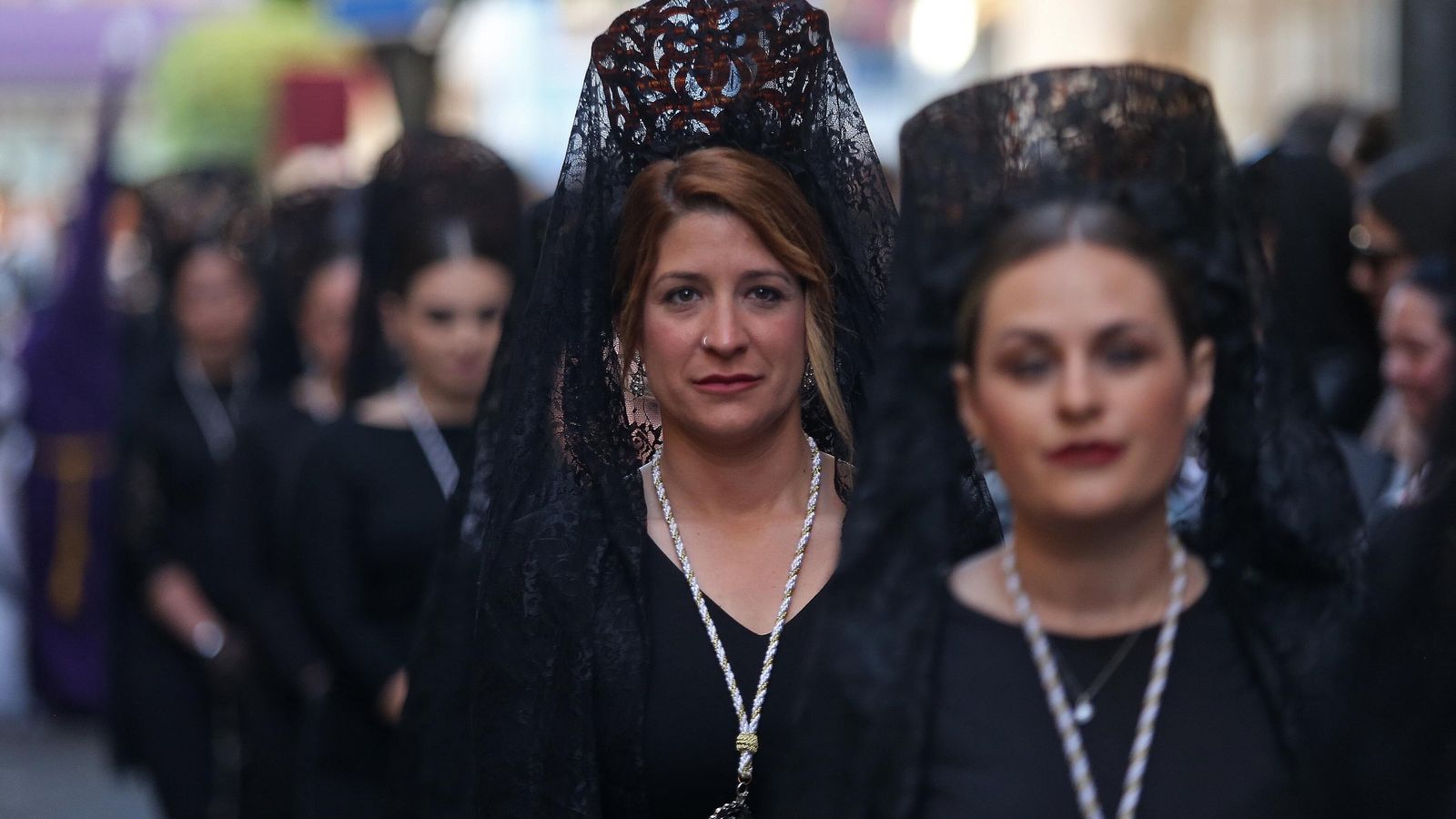 Varias mujeres ataviadas con mantilla.