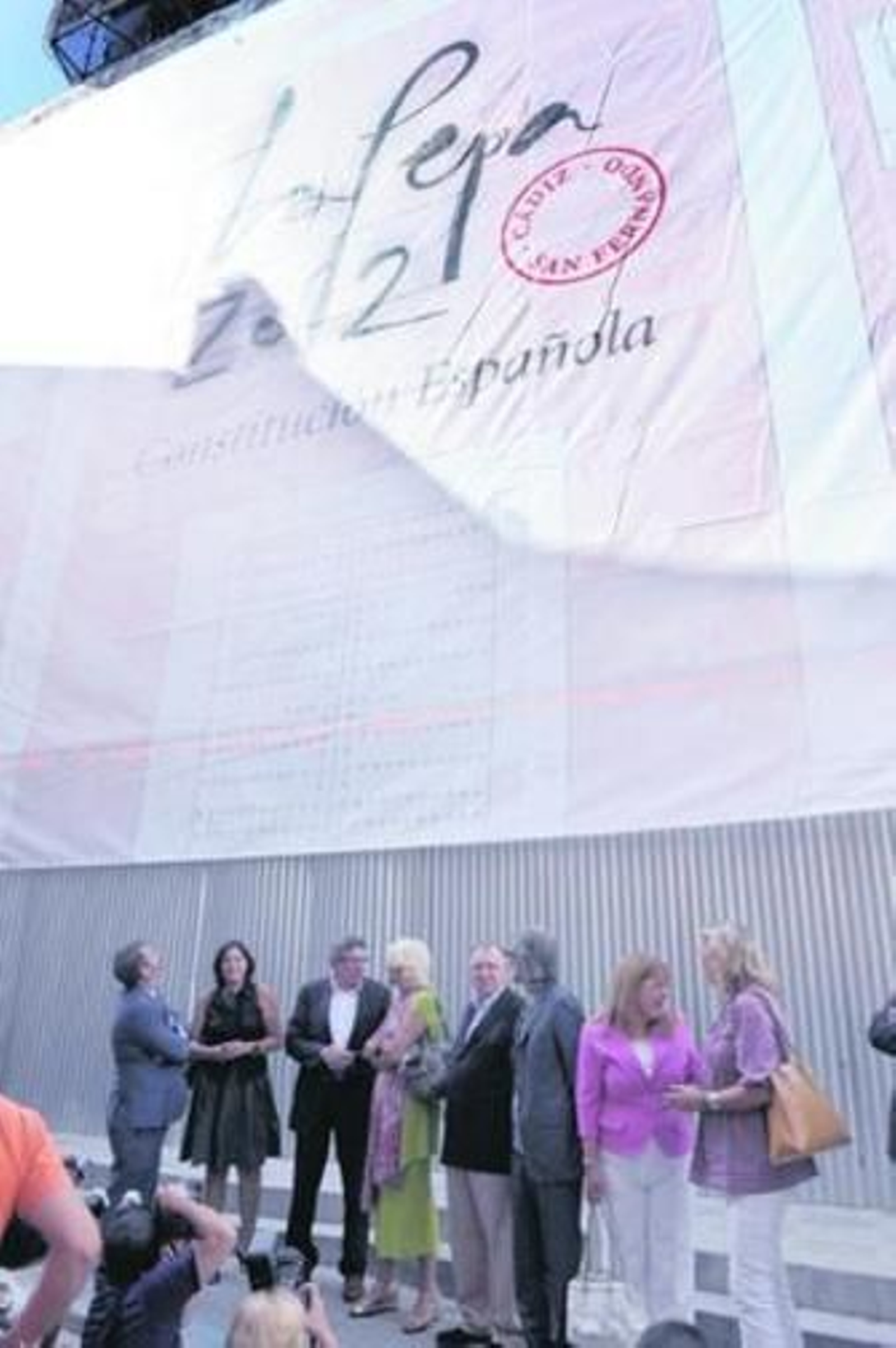 Luis Pizarro y Teófila Martínez se asoman en una de las casamatas del castillo de San Sebastián.