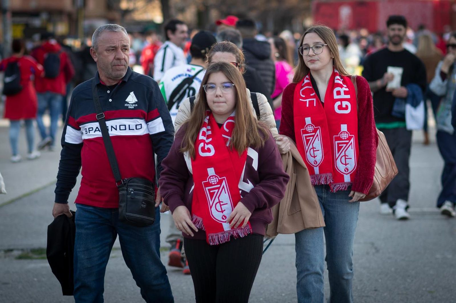 Encuéntrate en la grada del Estadio Nuevo Los Cármenes durante el Granada CF-Málaga CF