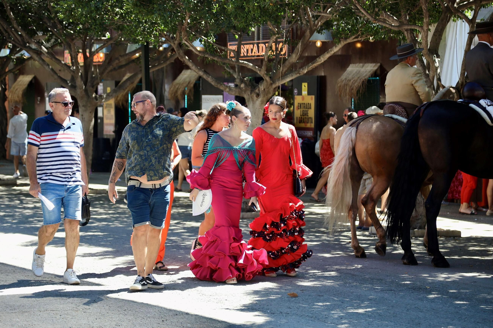 El ambiente festivo en el Real de la Feria de Málaga de este miércoles, en imágenes
