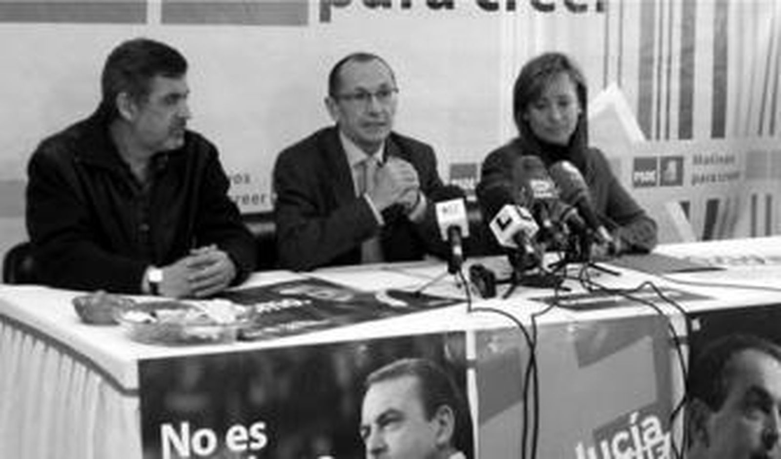 Benito Lechuga, Sergio Moreno y Pilar Sánchez, ayer en la sede del PSOE en la calle Sevilla.