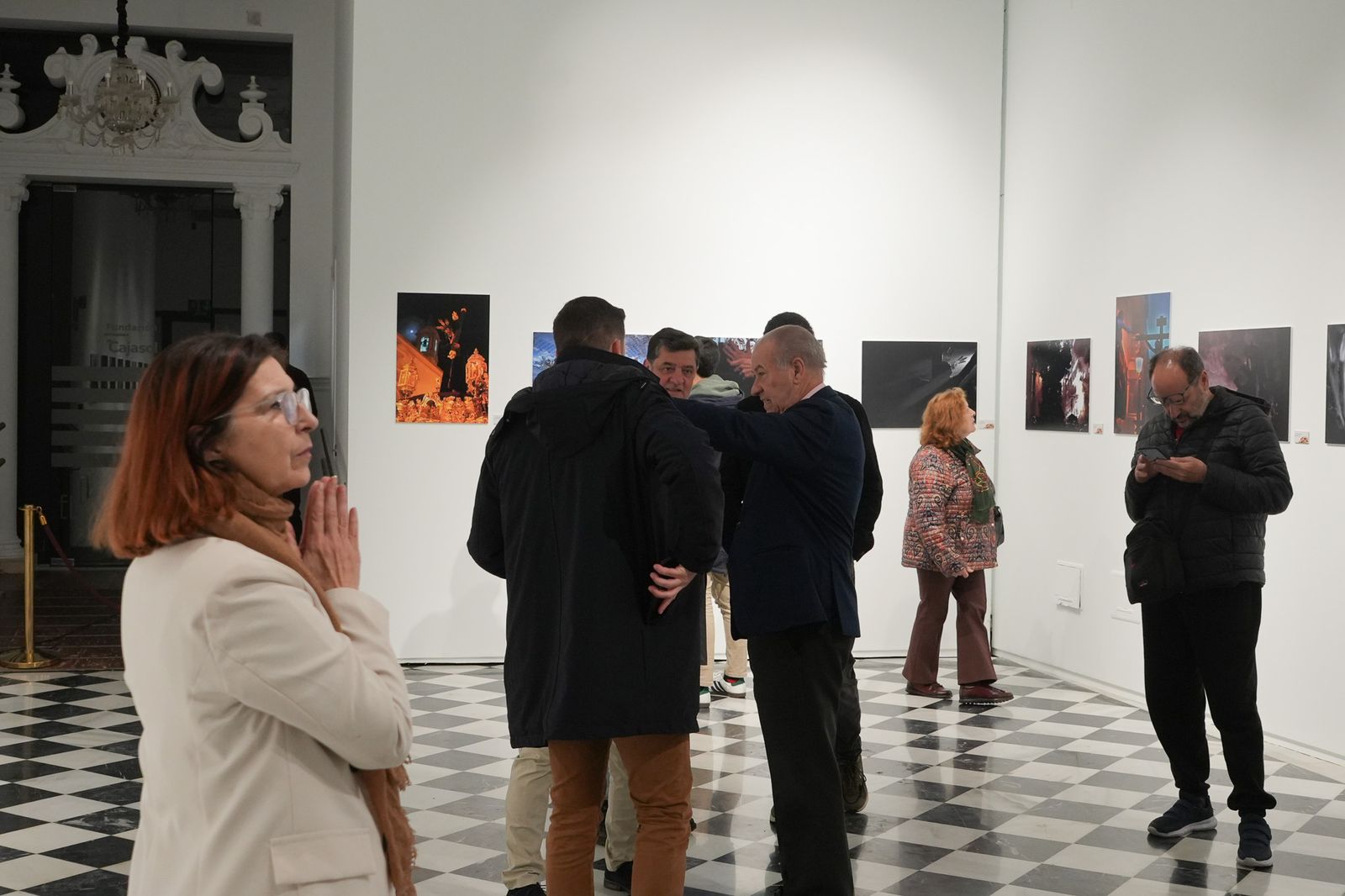 Imágenes de la inauguración de exposición fotográfica 'Luz de Cuaresma', en la Sala El Comercial de la Fundación Cajasol