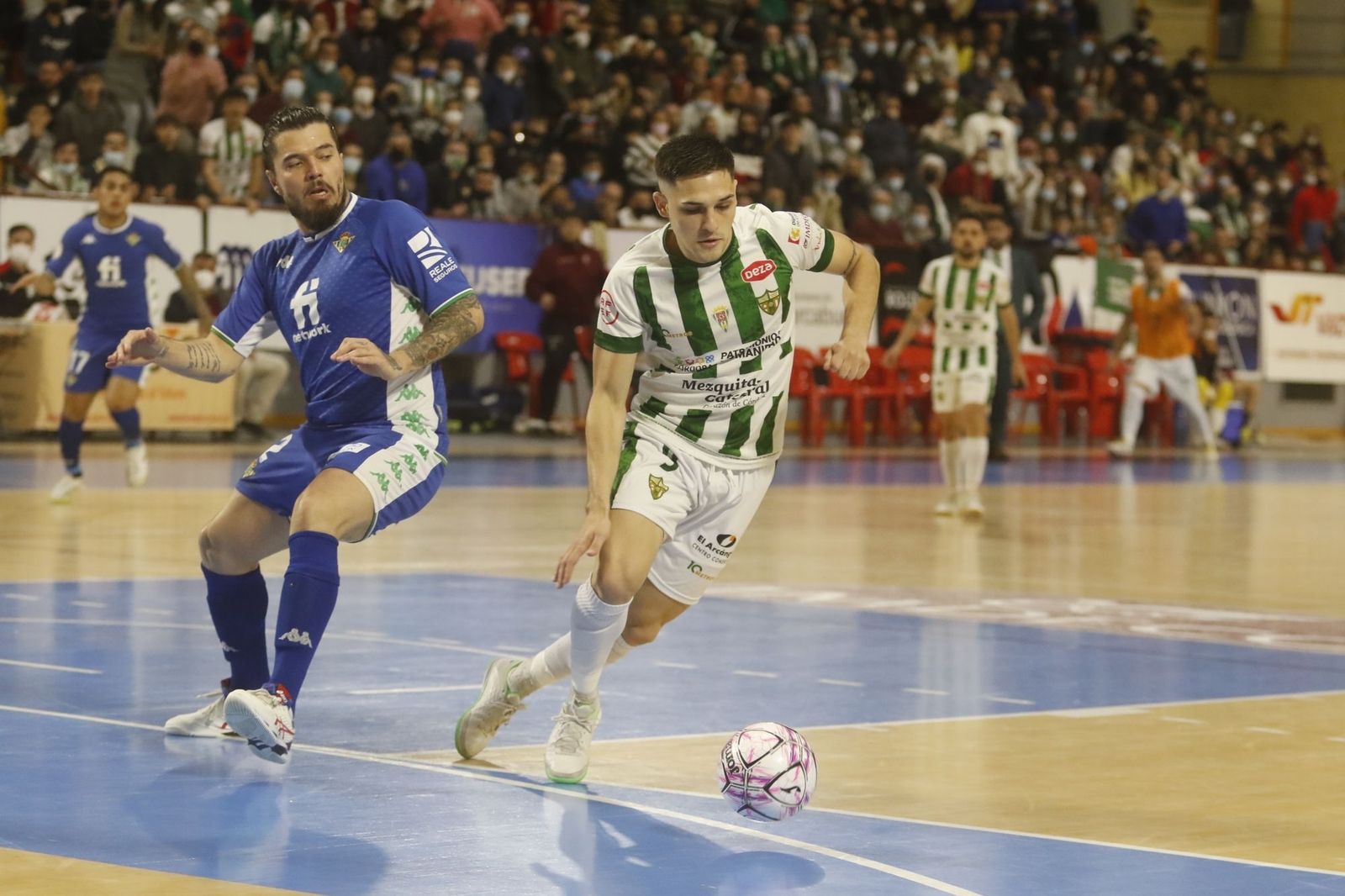 Álex Viana regatea a Jackson durante el encuentro ante el Betis.