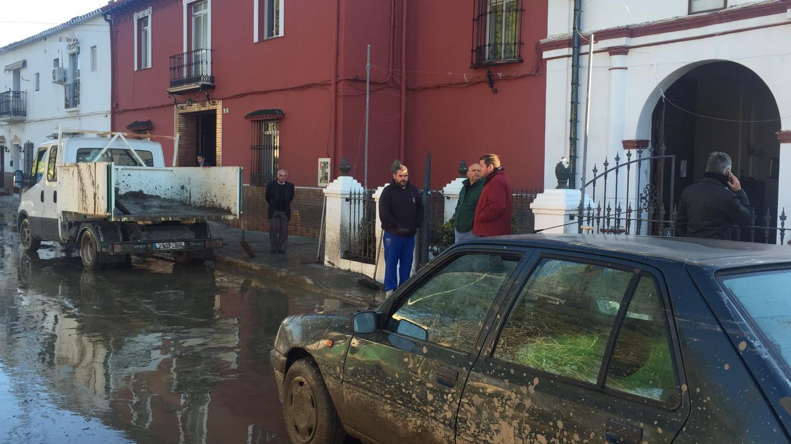 Una calle de la pedanía veleña de El Trapiche, afectada por la inundación.