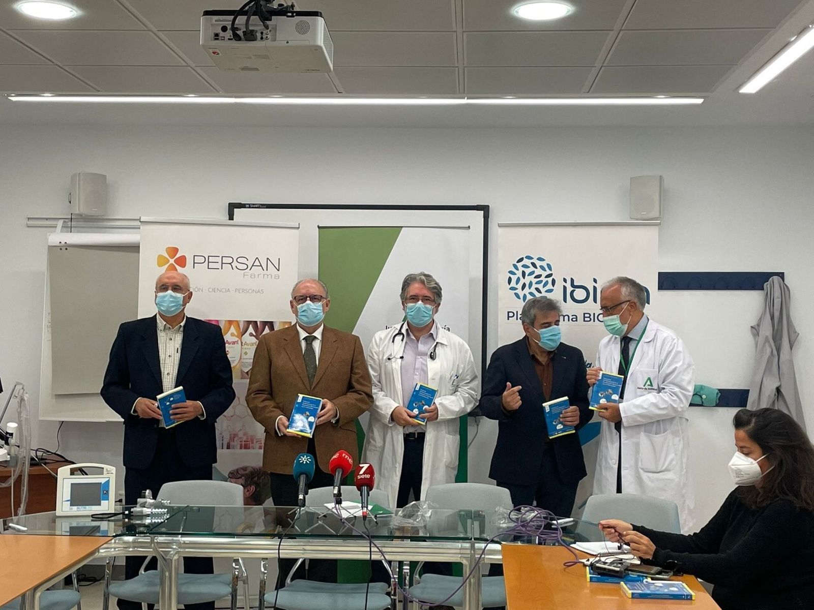 El viceconsejero de Salud, junto con los profesionales del Clínico.