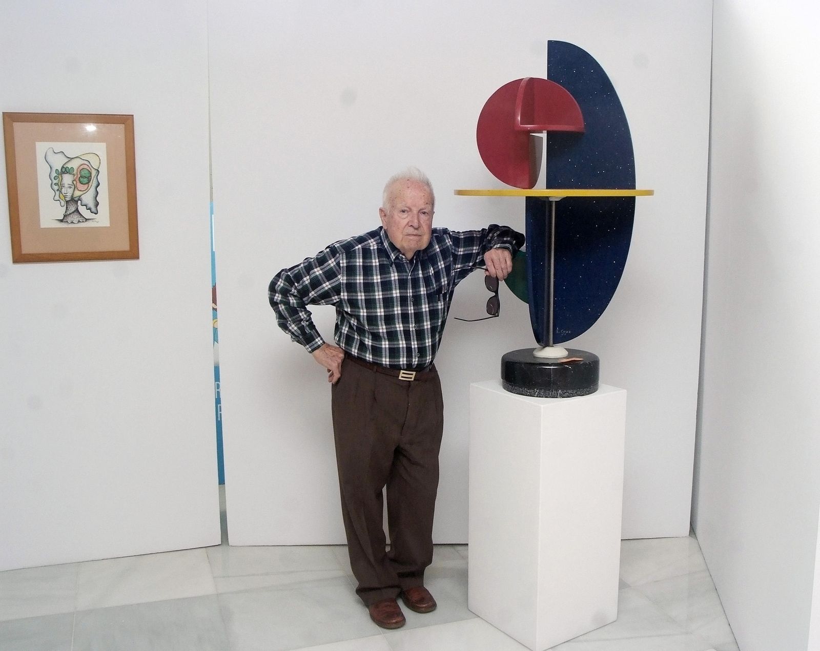 Eduardo Cruz ayer con una de las obras que expone en Roquetas.