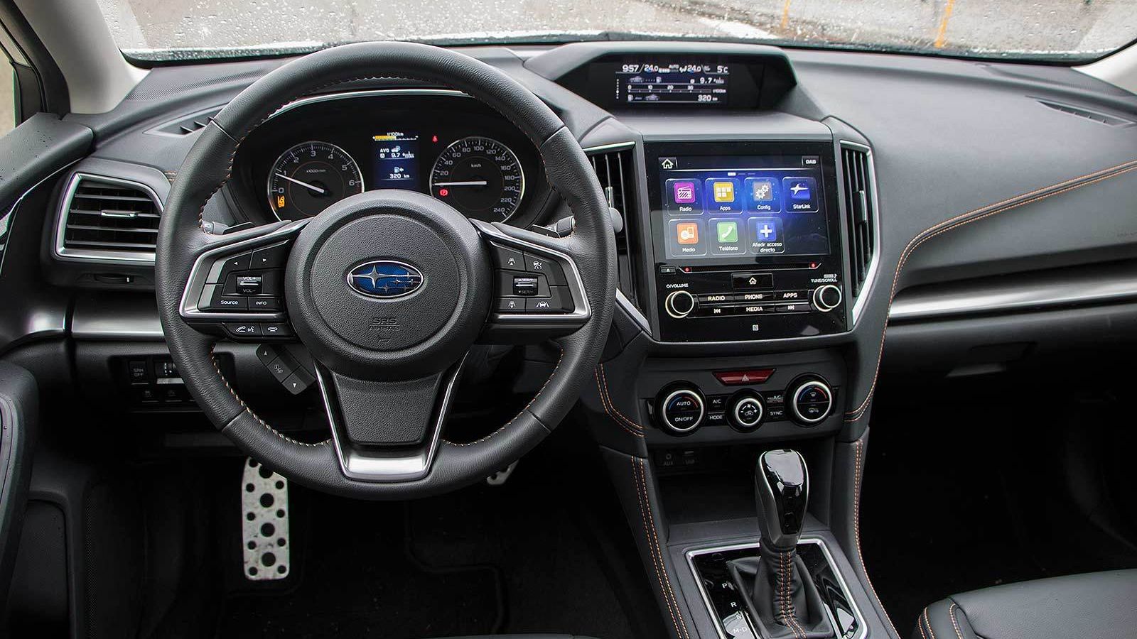 El interior destaca por la gran pantalla táctil del centro de la consola.