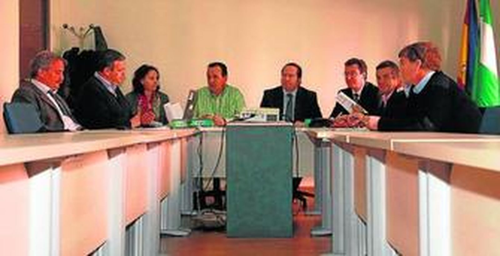 Los representantes de la empresa Dhul, en una negociación con sus trabajadores el pasado mes de marzo.