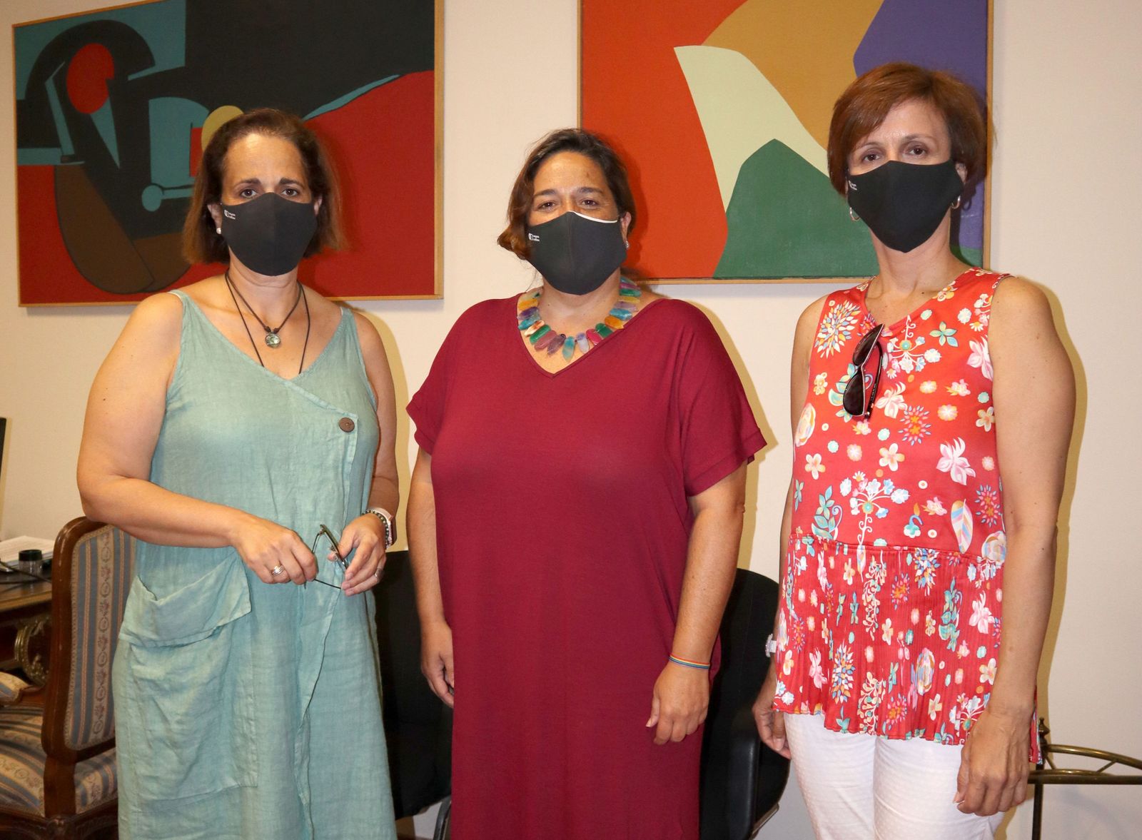 Representantes institucionales durante la firma del convenio.