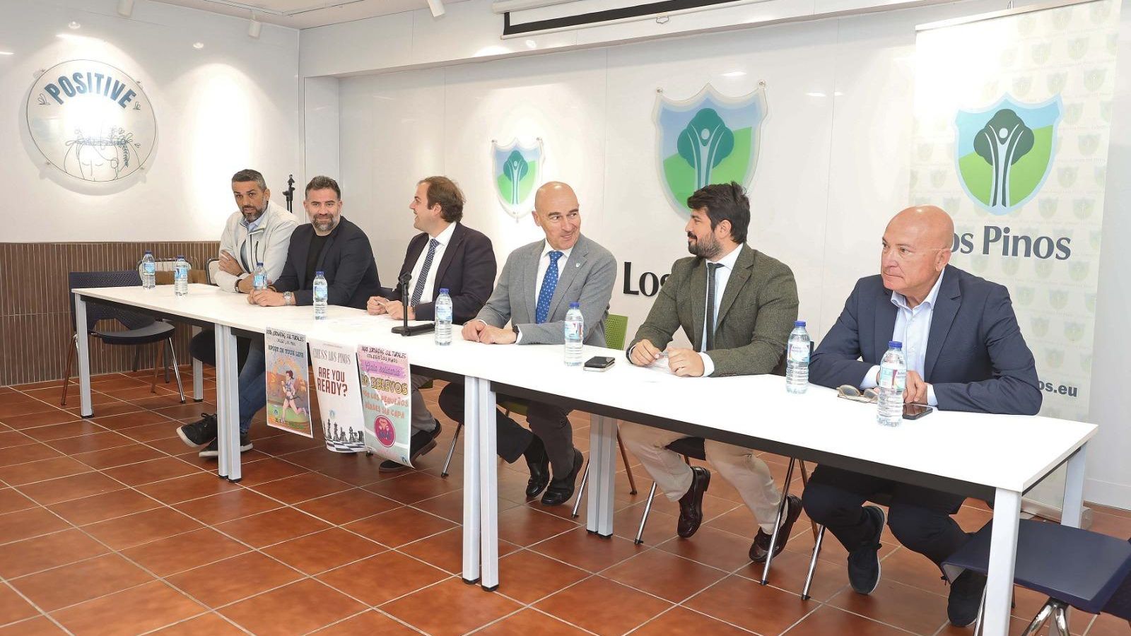 Mesa presidencial del inicio de las jornadas en el colegio Los Pinos.