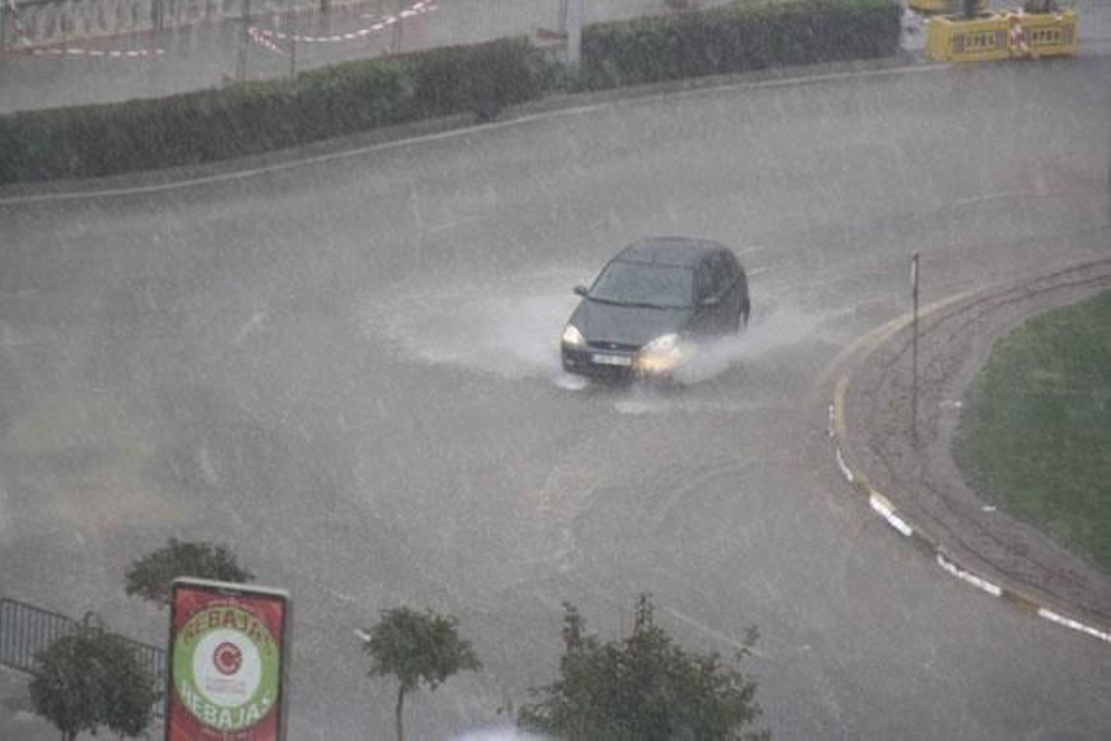 La lluvia ha anegado las calles del centro.

Foto: Europa Sur