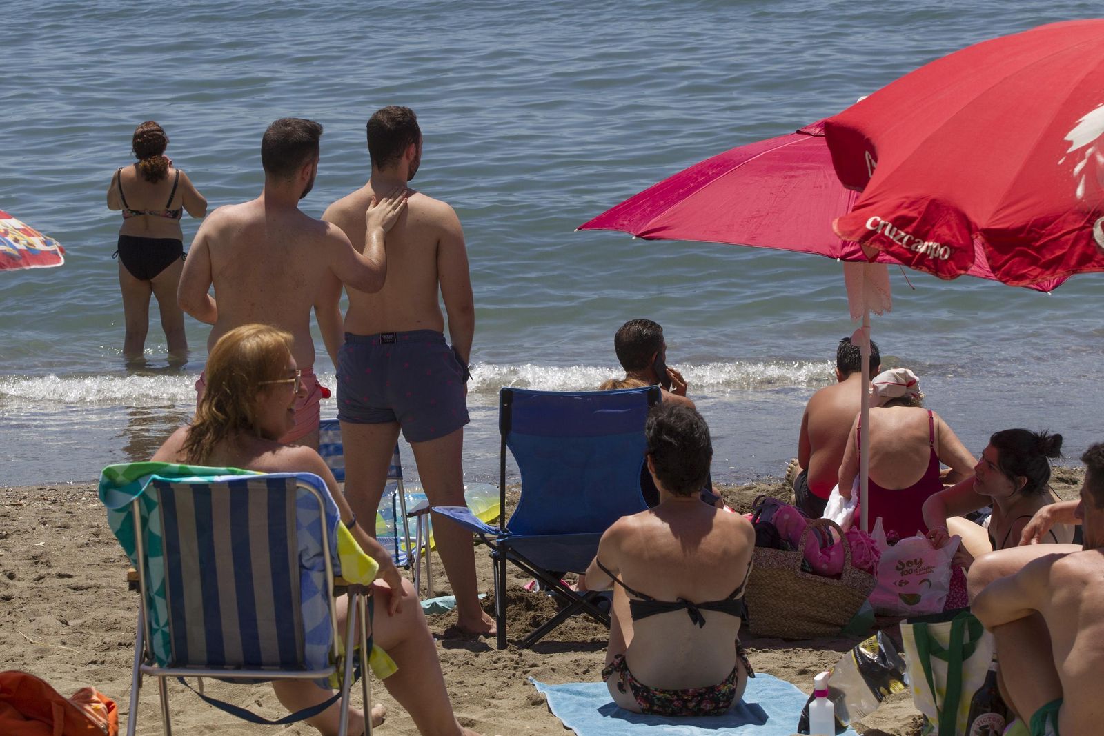 Playa de La Malagueta en una jornada de altas temperaturas, en fotos