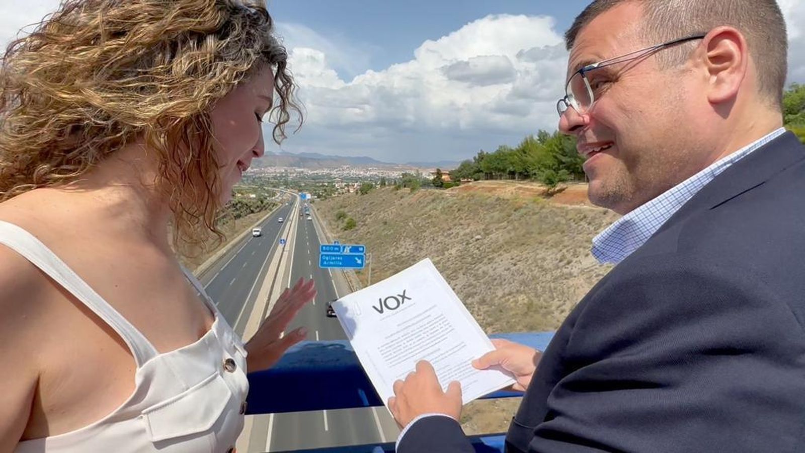 Onofre Miralles con la portavoz de VOX en Ogíjares, Libertad Padrones