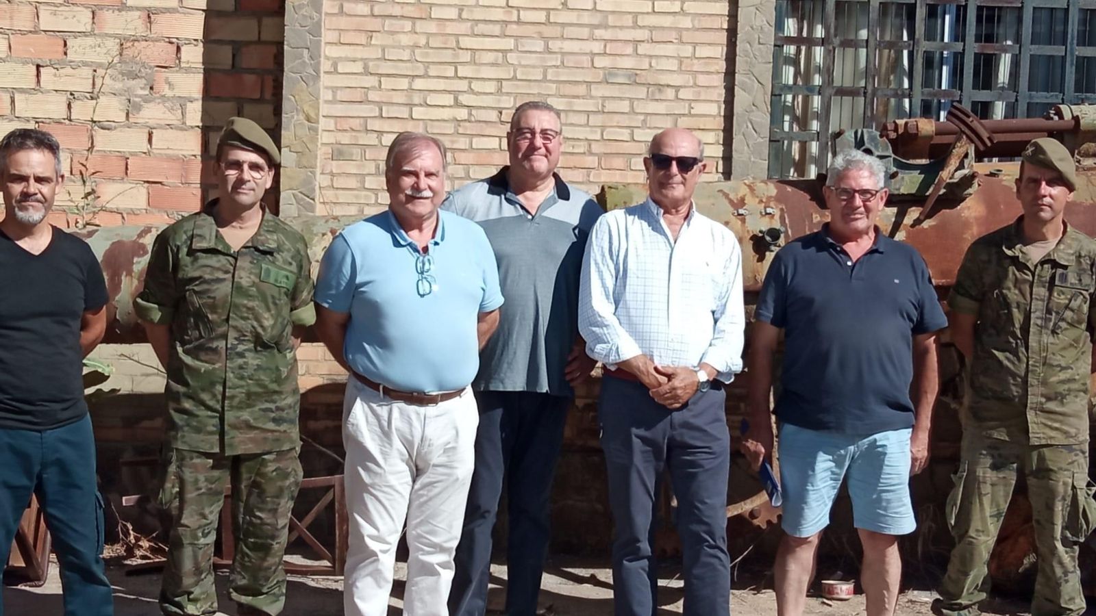 Empleado municipal que trabaja en los talleres y fue artillero, militares técnicos del RACTA 4, el Coronel Ángel Sanz Arroyo de la Asociación Conde de Gazola, el teniente José Álvarez, Paco Núñez y Julián Calvo, de la Orden de Santa Bárbara.