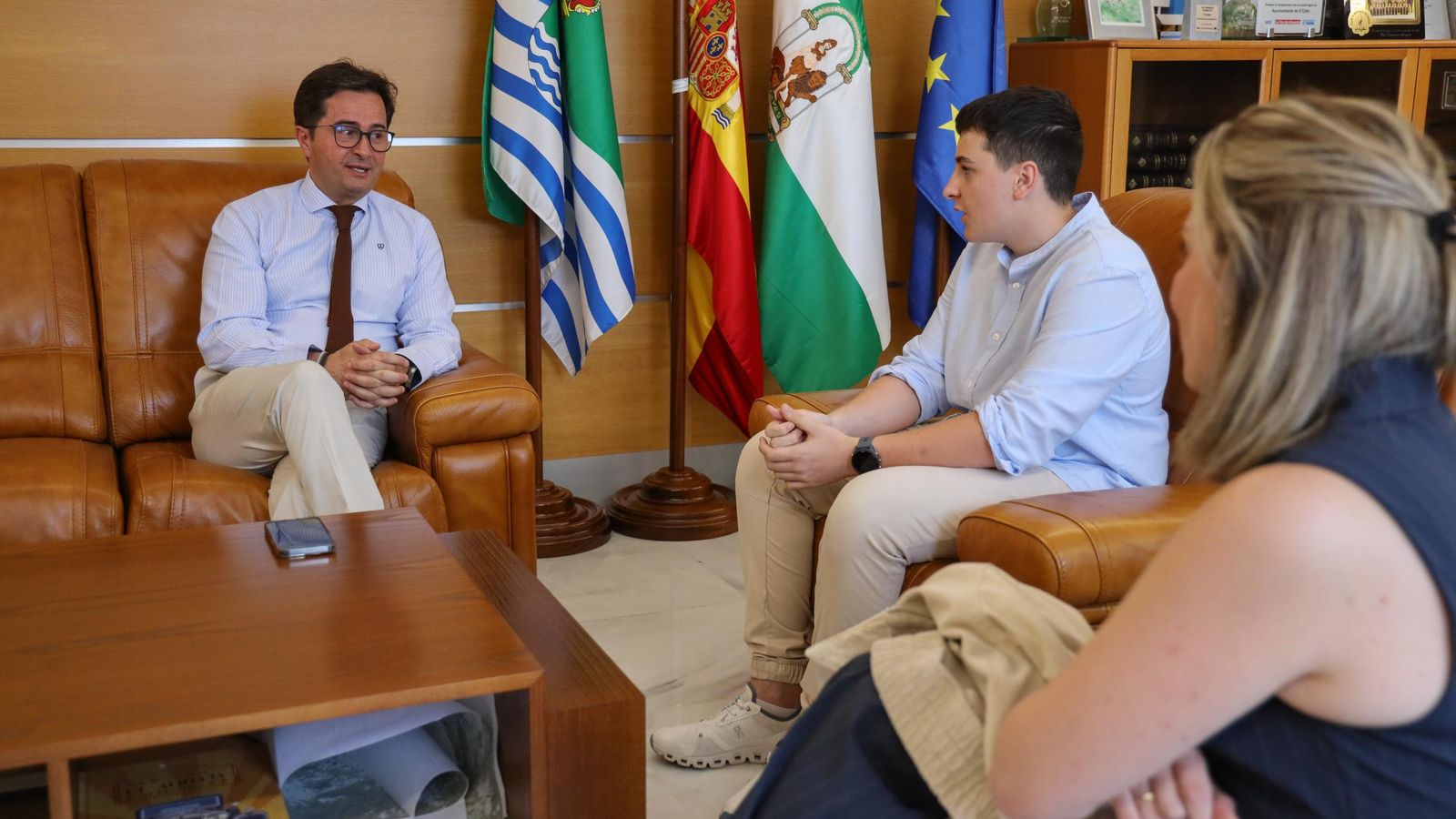 El nadador ejidense dialoga con el alcalde, Francisco Góngora, durante un momento de la recepción al deportista.