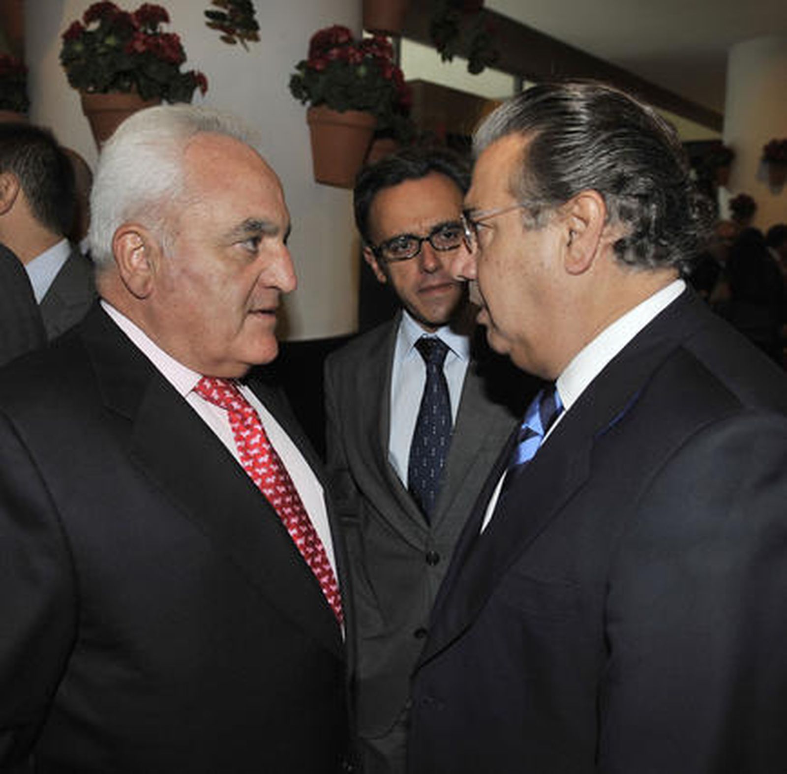 Manuel Contreras Ramos, presidente del Grupo Azvi; Manuel Contreras Caro, presidente de Azvi, y Juan Ignacio Zoido, alcalde de Sevilla.

Foto: Juan Carlos Vázquez
