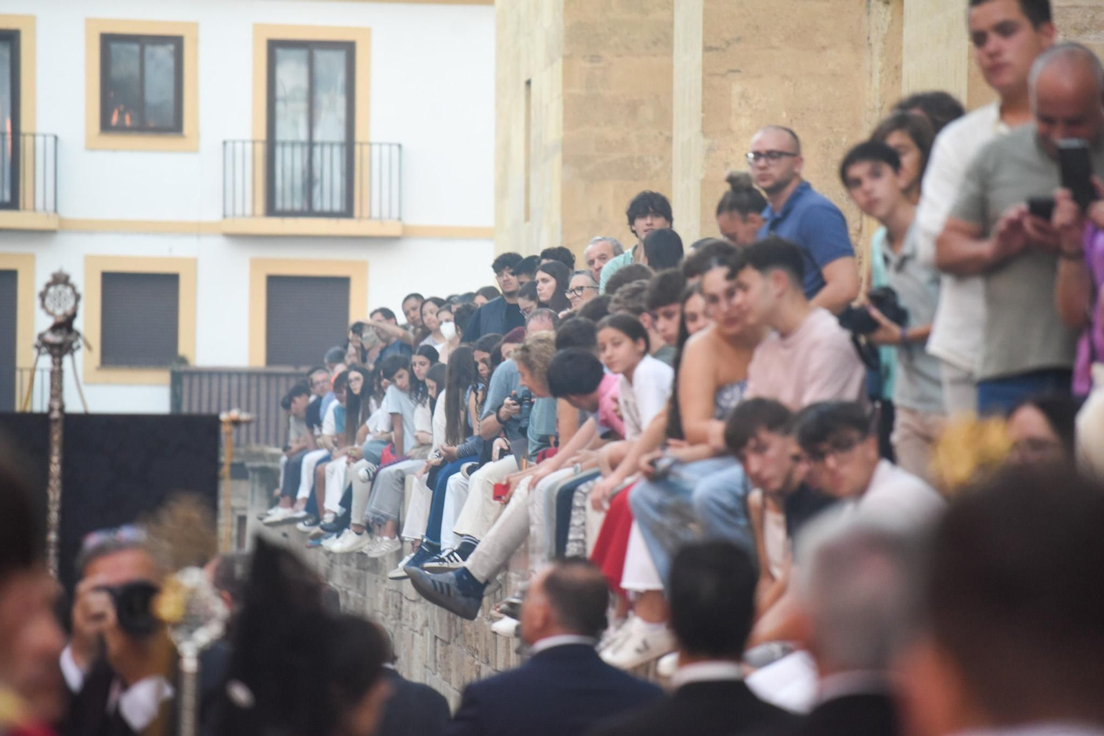El traslado del Sepulcro de El Carpio tras el Magno Vía Crucis de Córdoba, en imágenes