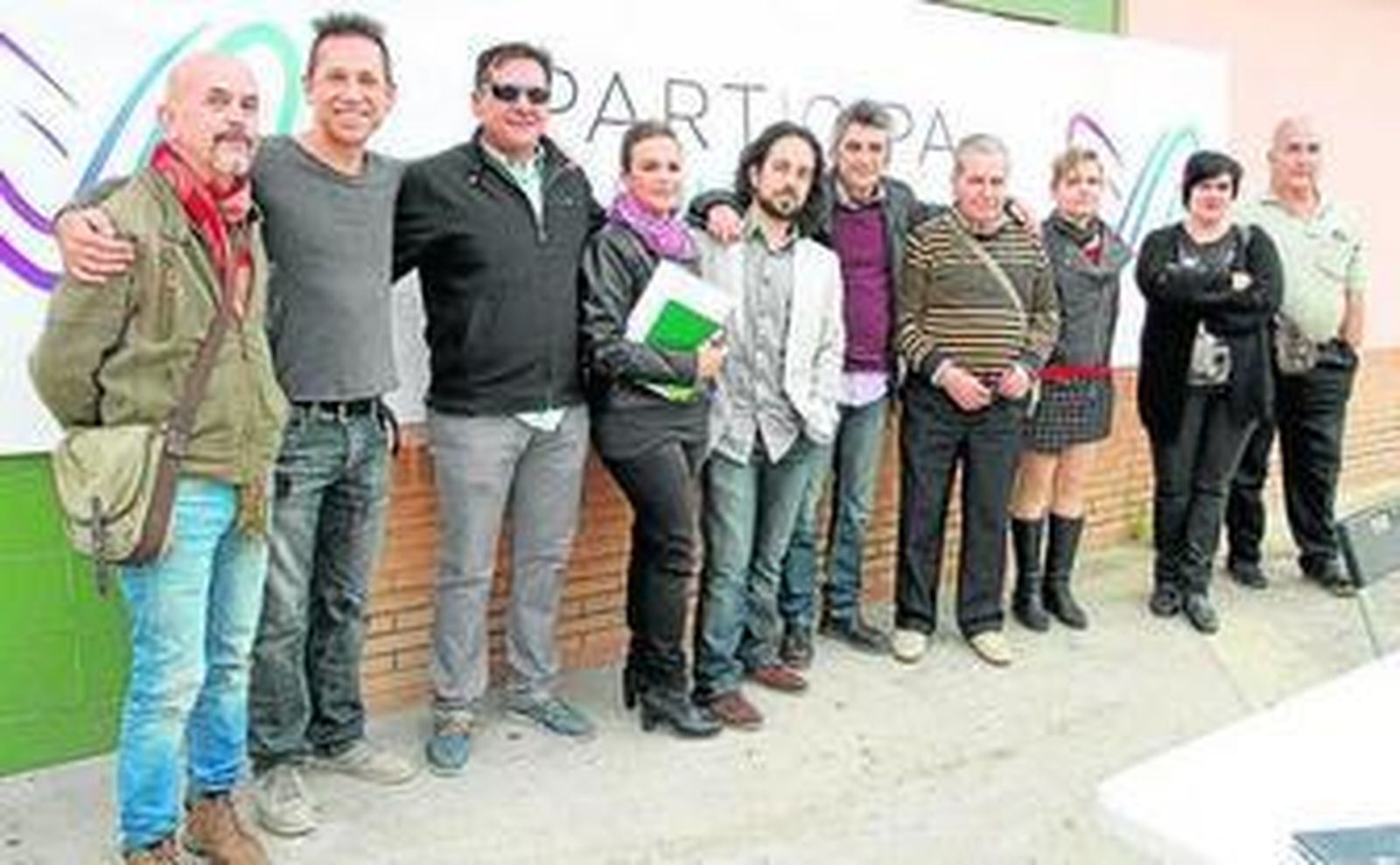 En el centro de la imagen, Jesús Amador, ayer, junto a sus compañeros de 'Participa Huelva', en El Torrejón.