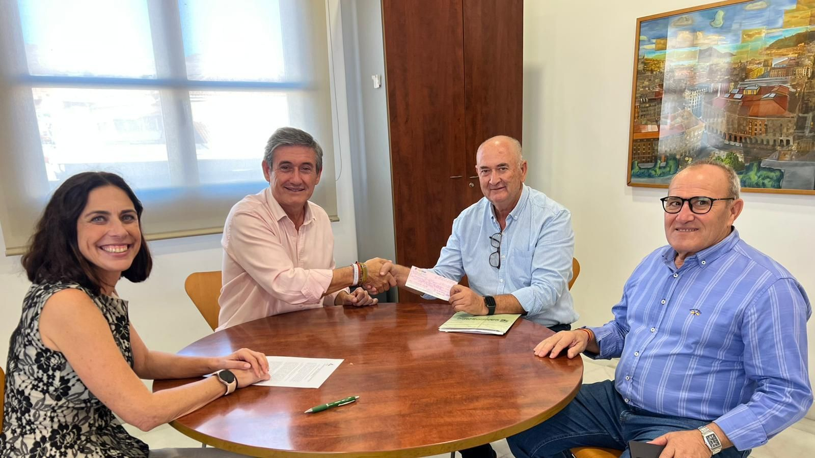 Manuel Cortés y Cristóball Martín han formalizado la entrega de la donación.