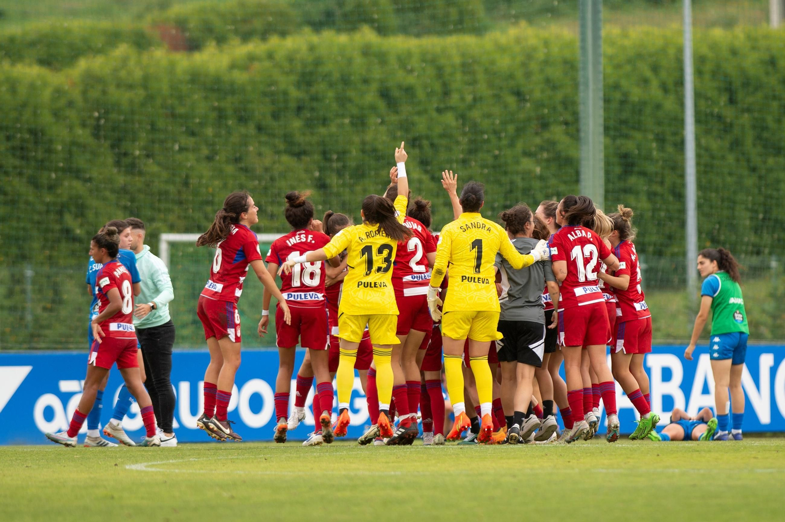 Las rojiblancas celebran el ascenso en Coruña
