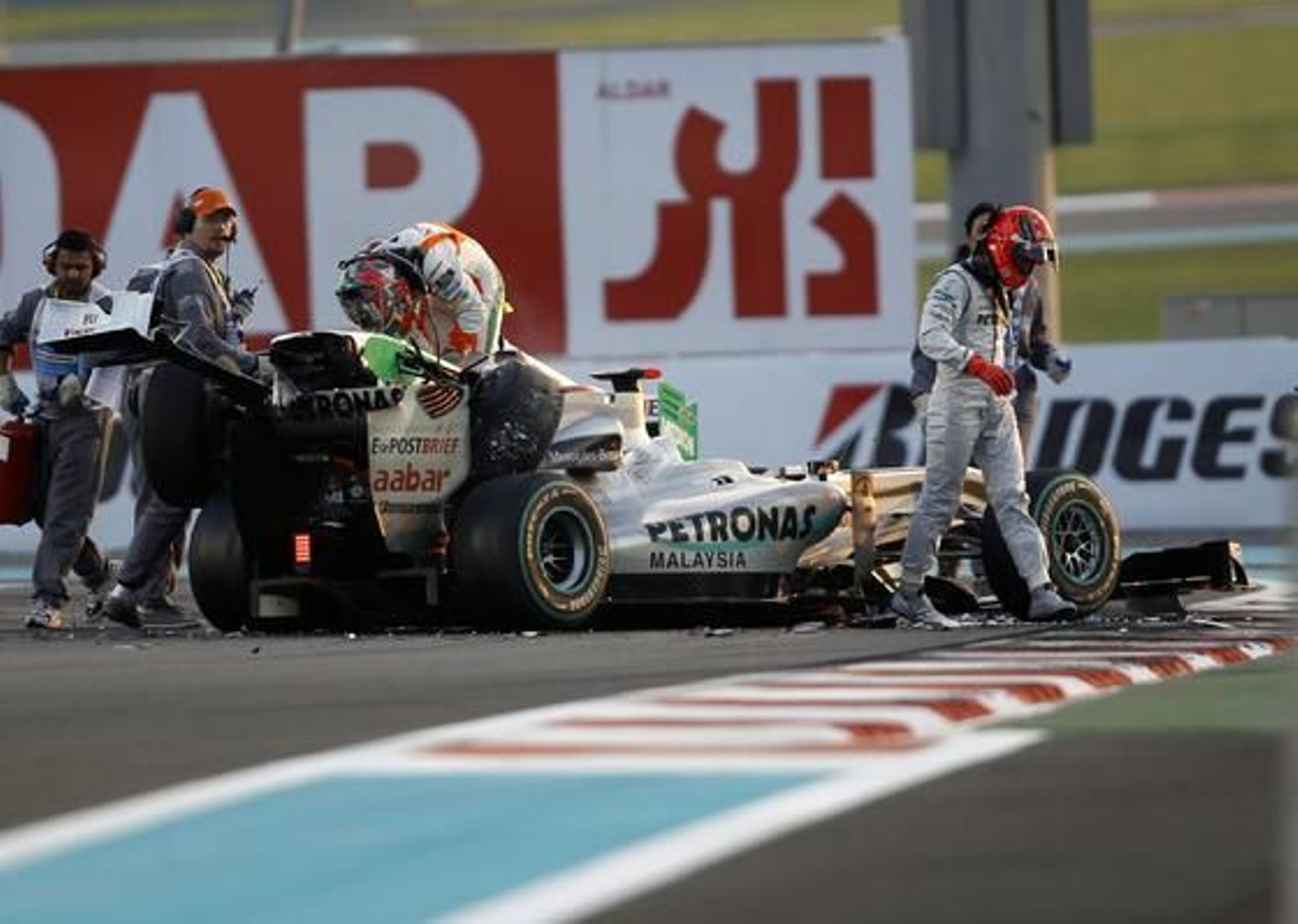 Michael Schumacher abandona su monoplaza tras su accidente en Abu Dhabi.

Foto: Reuters