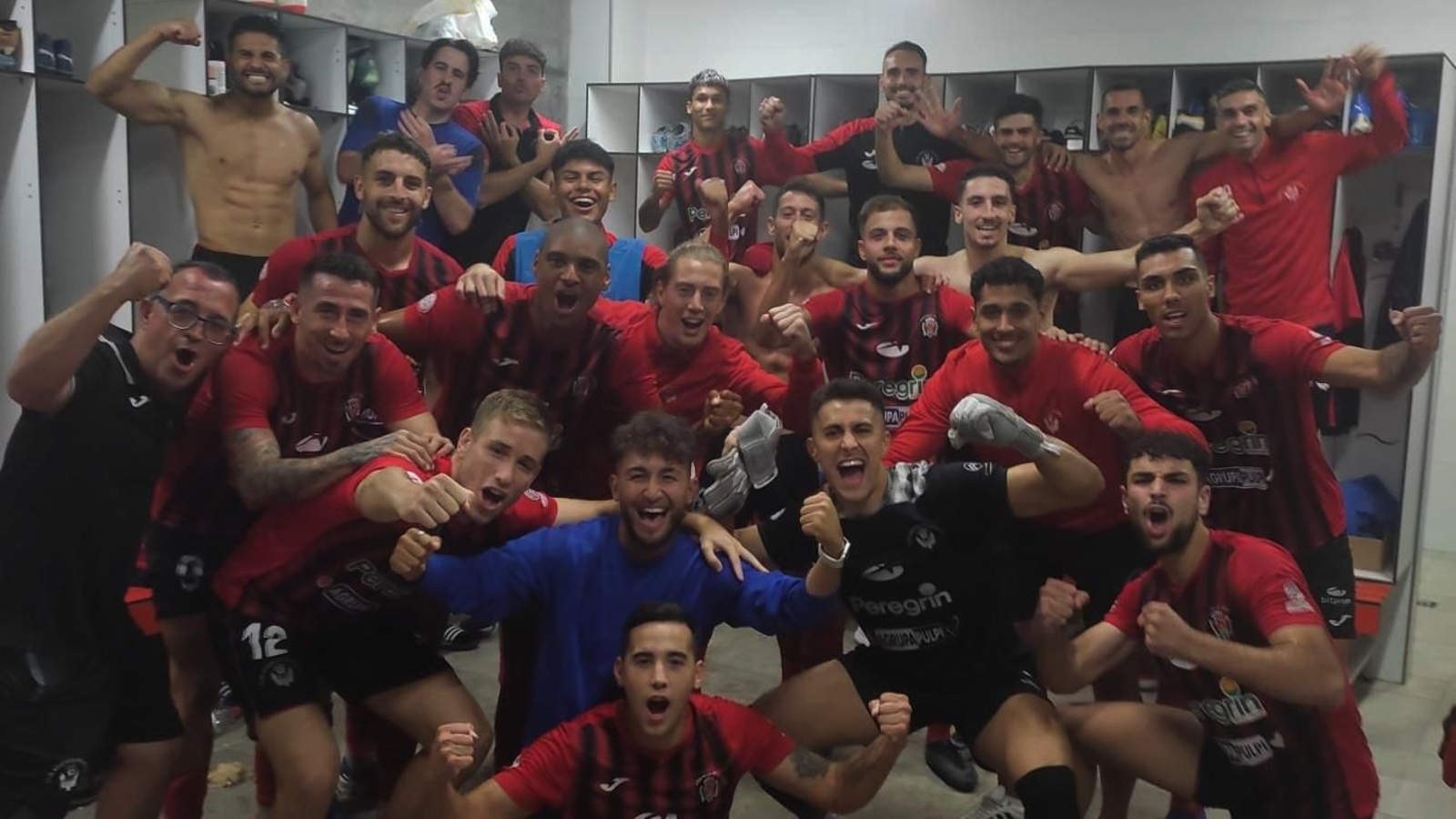 Los futbolistas del Pulpileño celebran el triunfo de la pasada jornada.