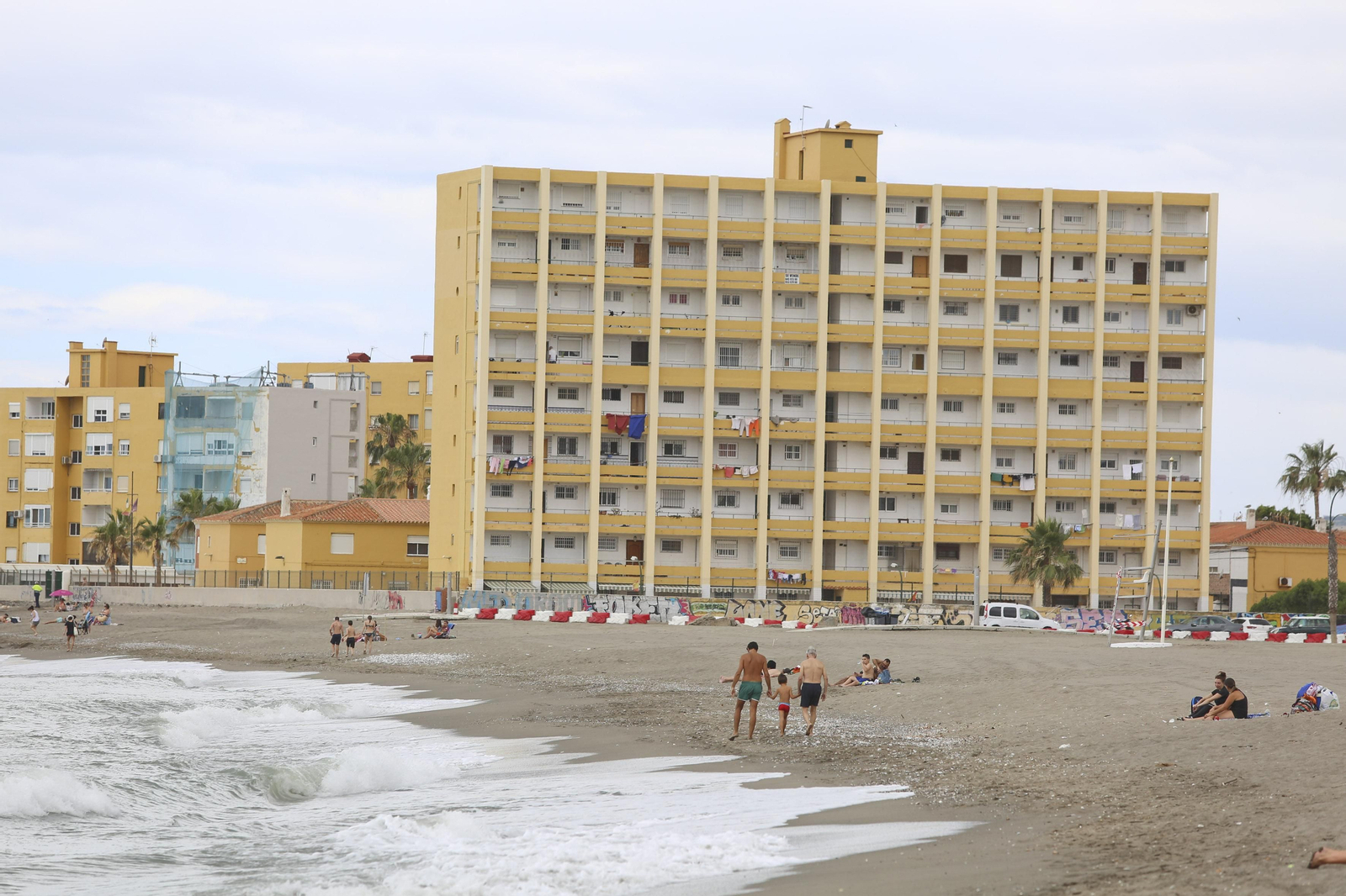 Fotos de la playa de La Misericordia, en Málaga, en el segundo día de calor de la desescalada