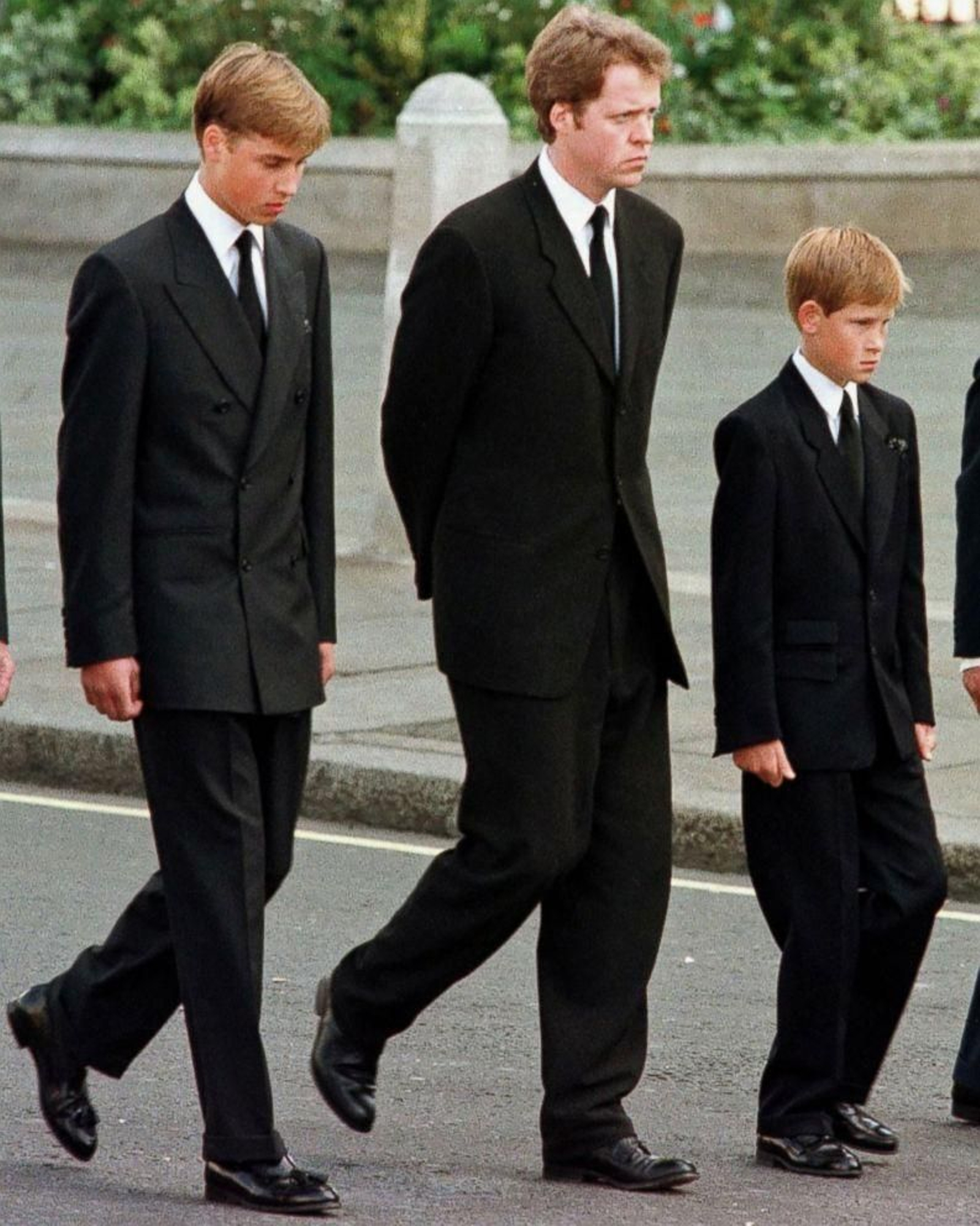 El hermano de la princesa Diana, con sus dos sobrinos e hijos de ella, el día de su entierro.