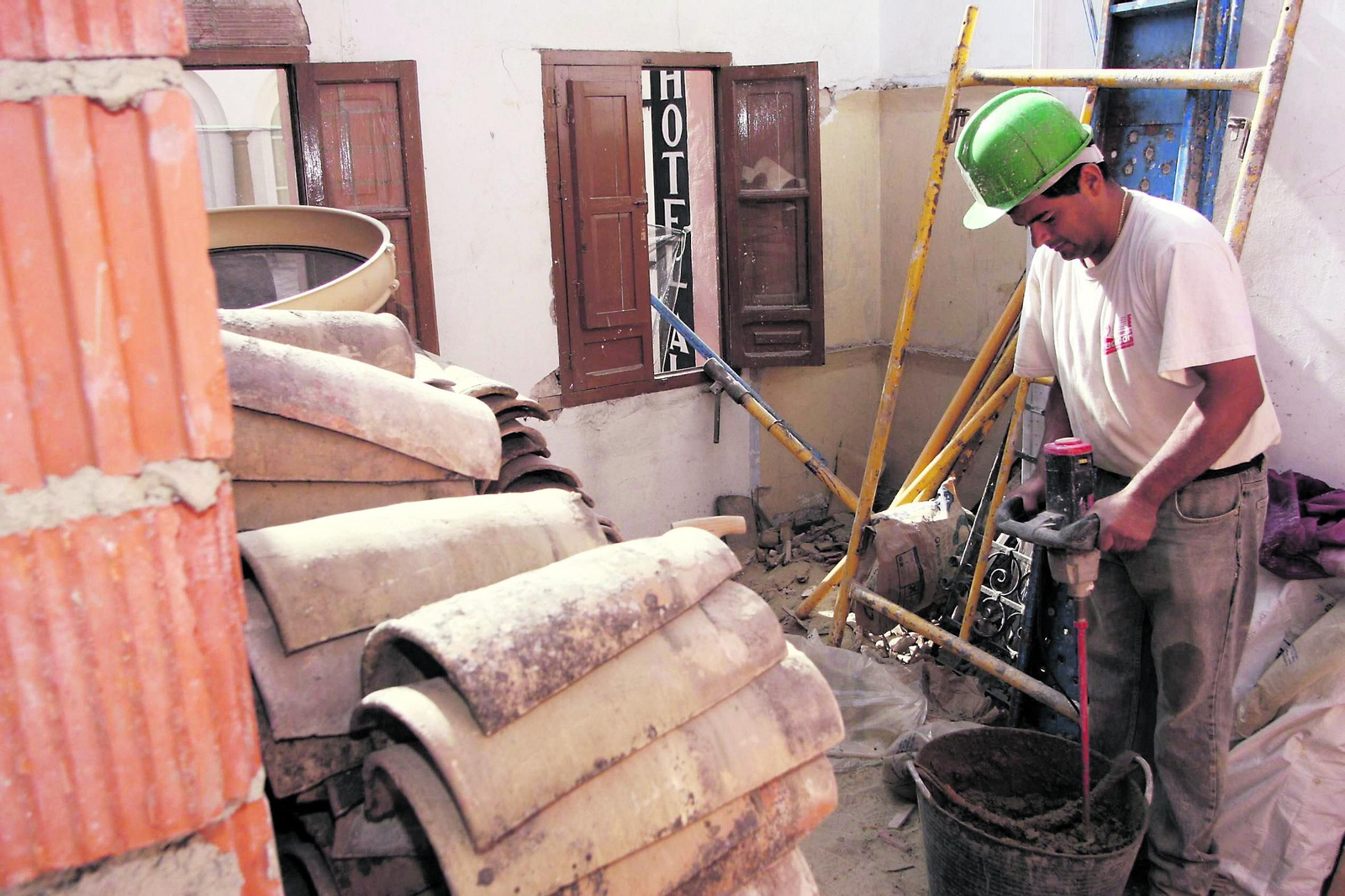Un obrero realiza una obra en el interior de una casa