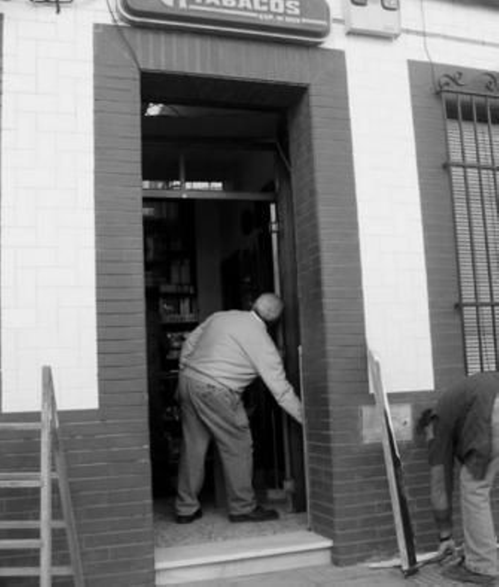 La puerta sufrió desperfecto a causa del intento de robo y tuvo que ser reparada.