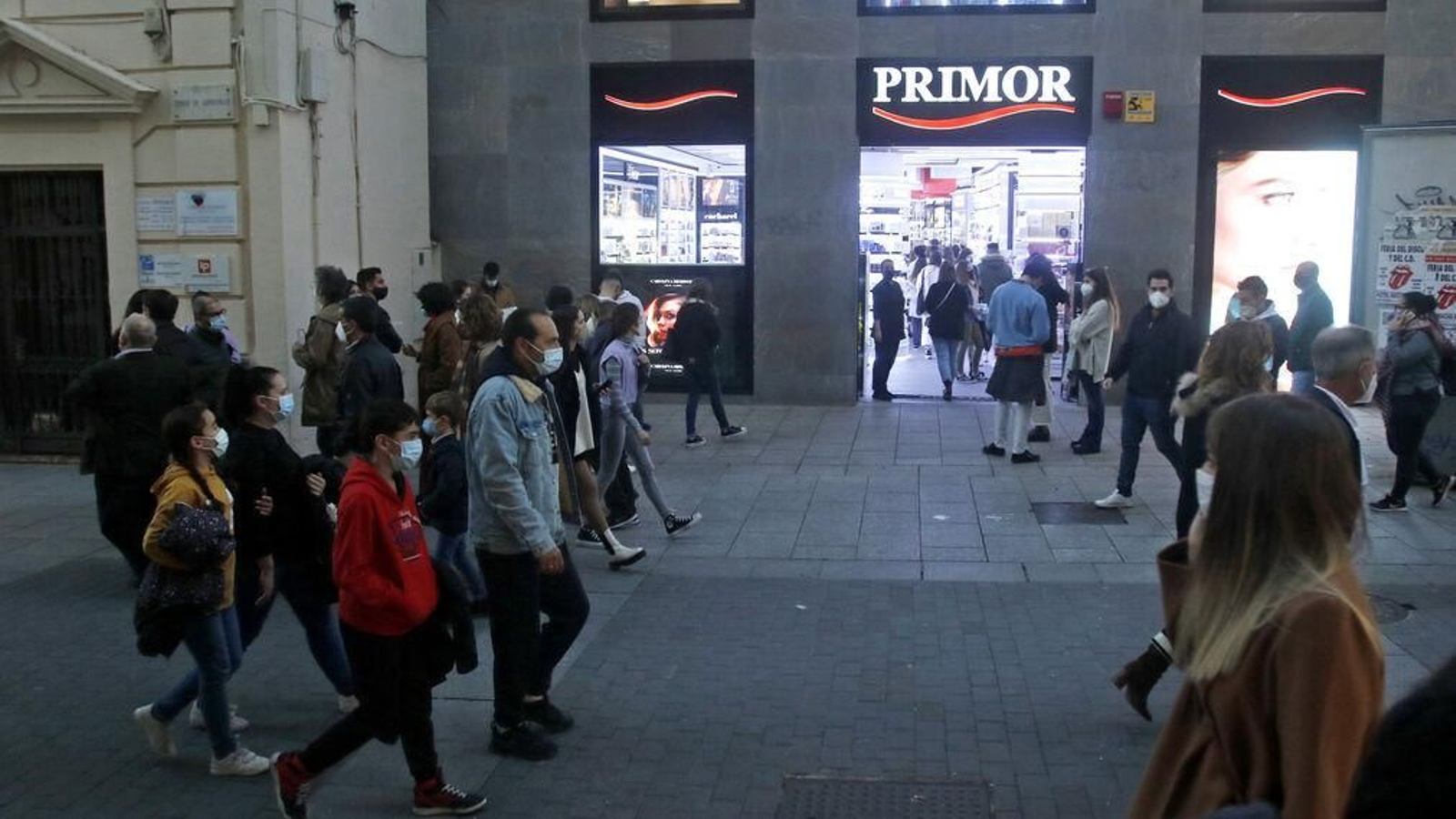 Varias personas pasean por el Centro de Córdoba.