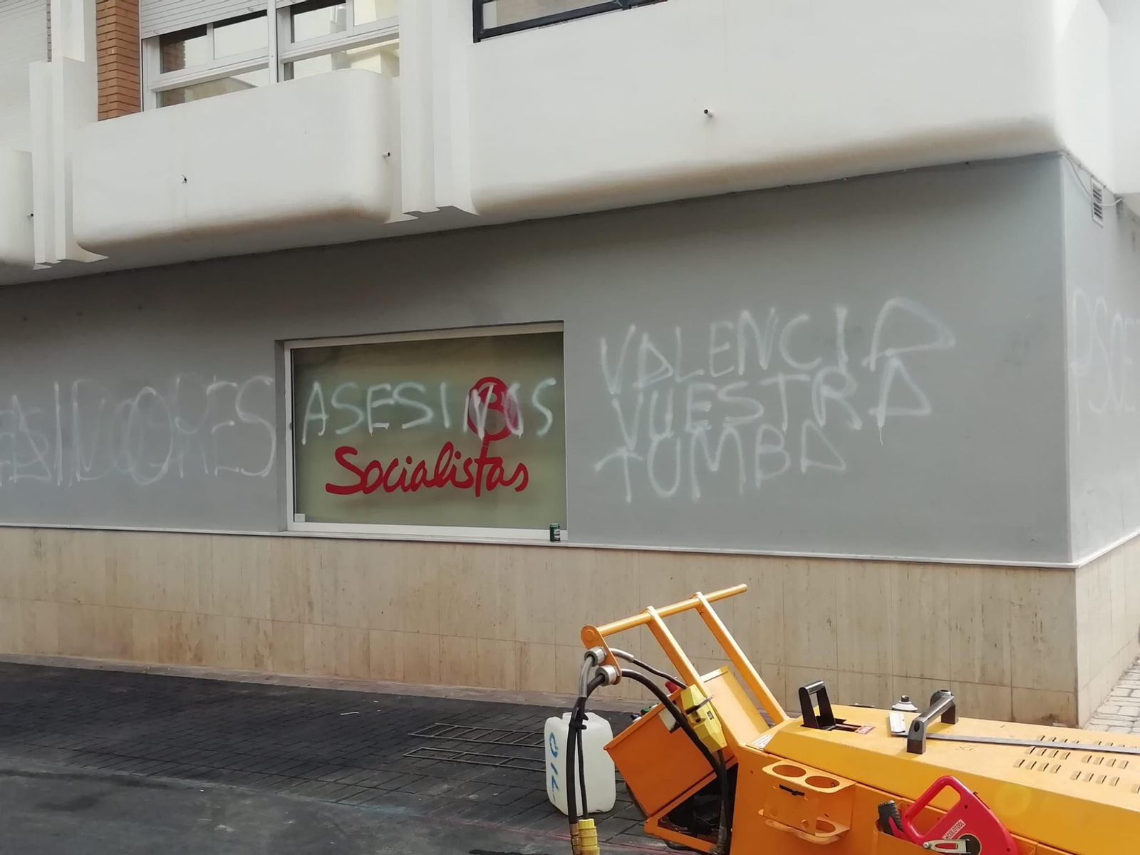 Así ha amenecido la sede del PSOE de El Ejido. Así ha amenecido la sede del PSOE de El Ejido.