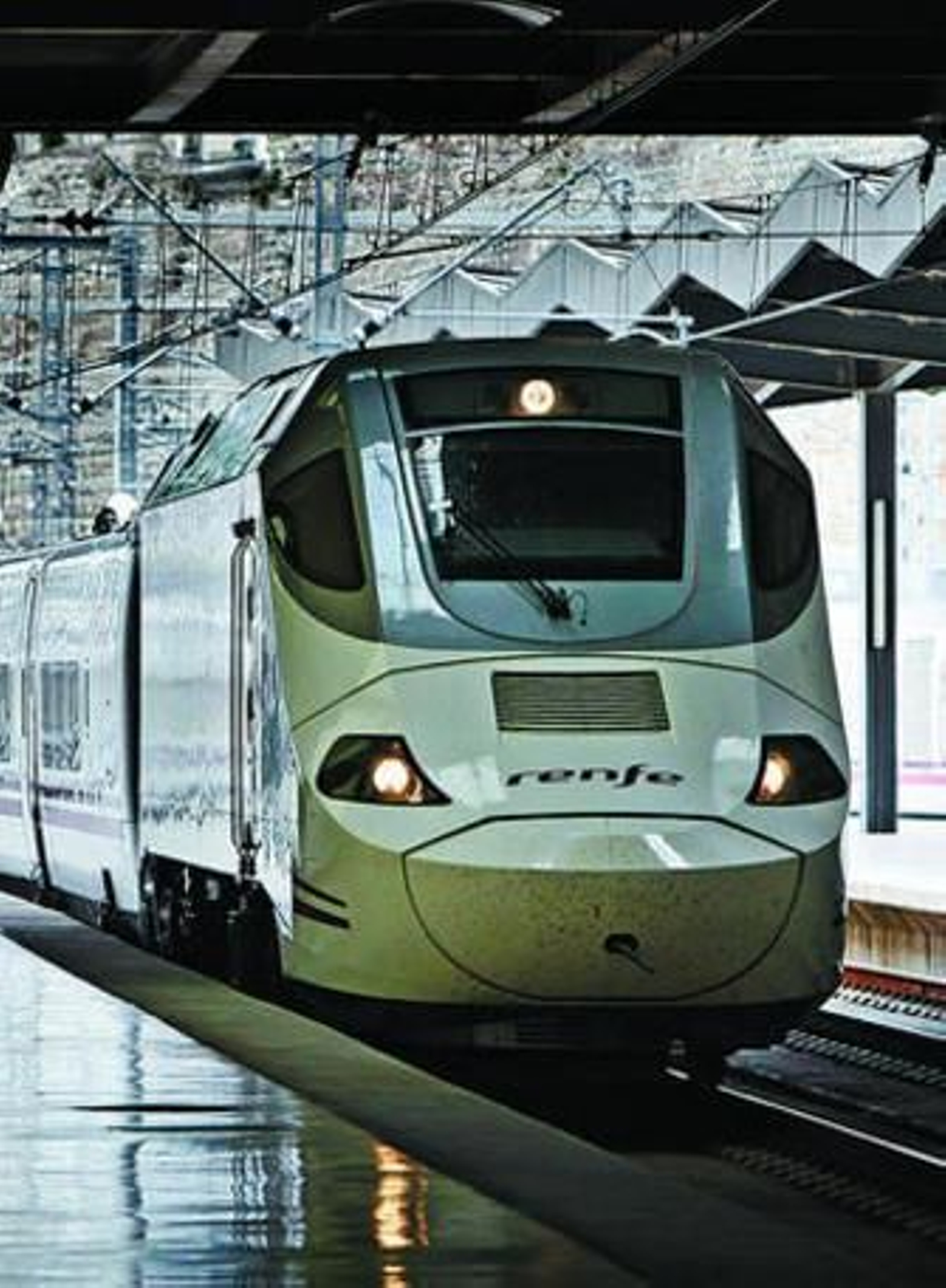 El Alvia Serie 130, que cubre el trayecto Cádiz-Madrid, en una estación.