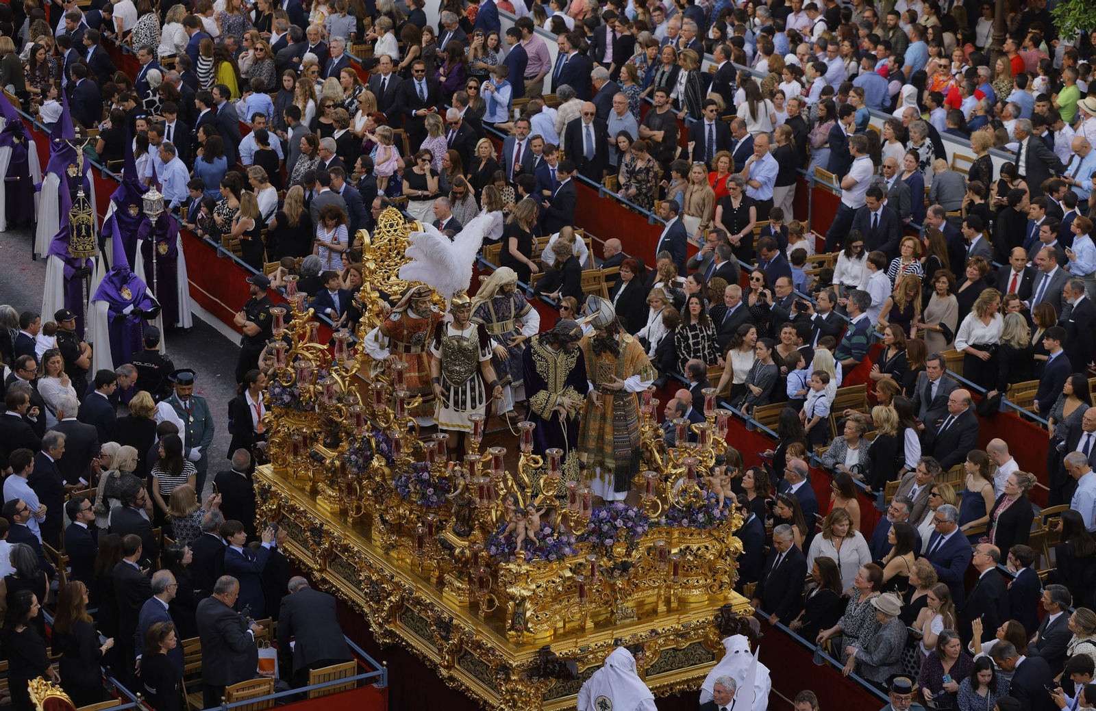Las imágenes del Santo Entierro Grande, a su paso por la Plaza de San Francisco, en la Semana Santa de Sevilla 2023