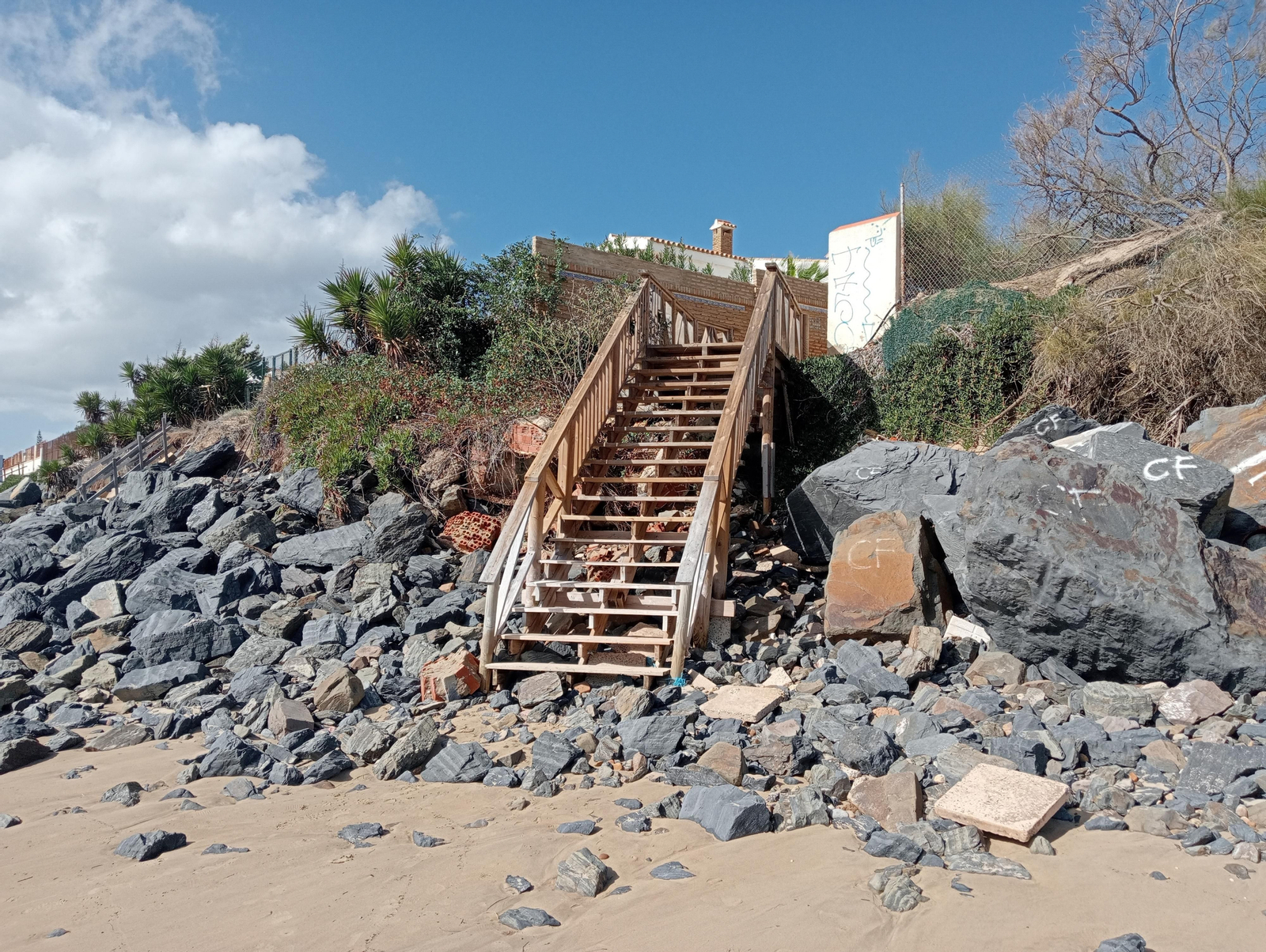 Imágenes de la playa de El Portil tras el temporal de viento y lluvia de ayer en Huelva
