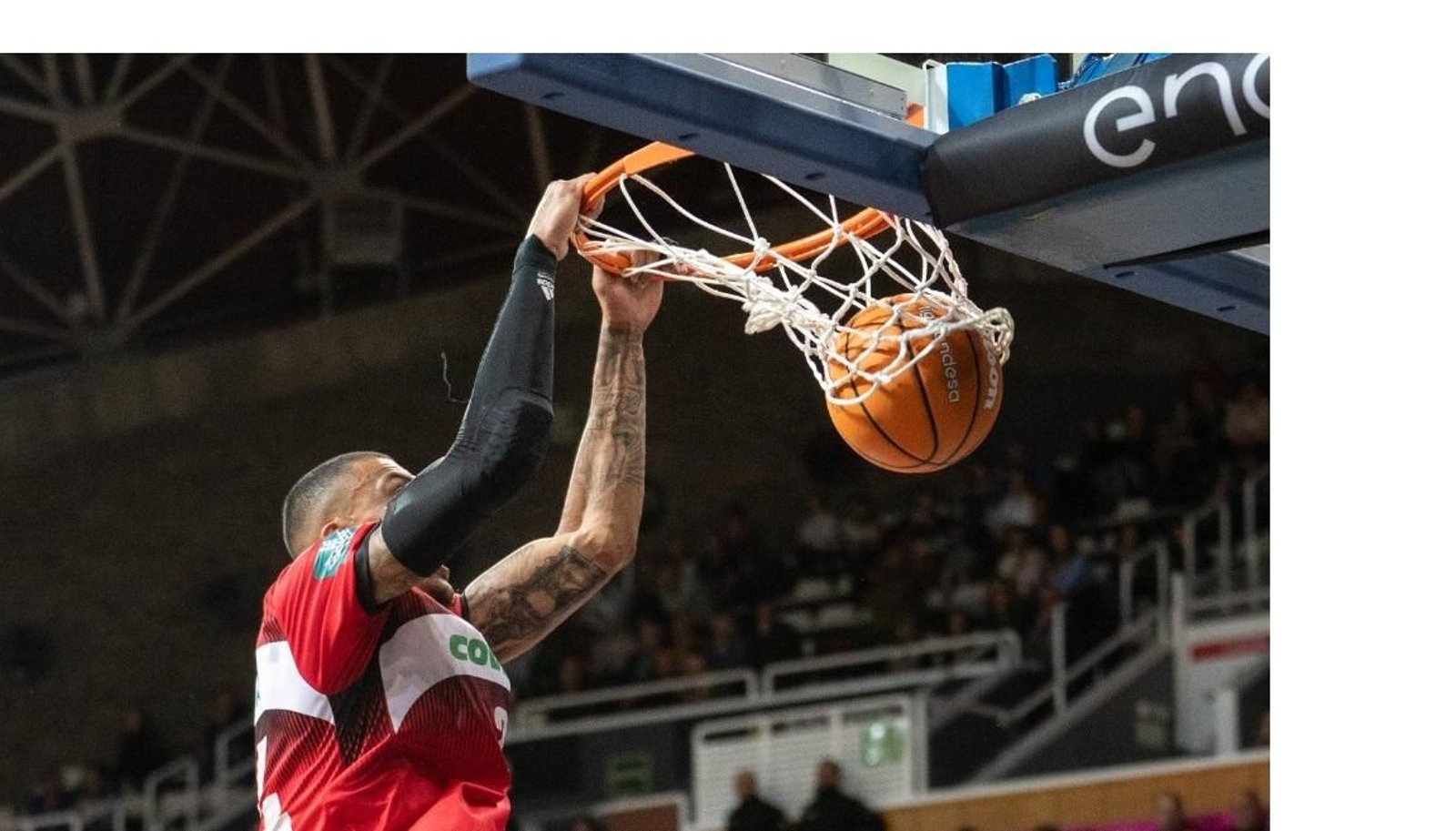 Jacob Wiley machaca el aro del Andorra.