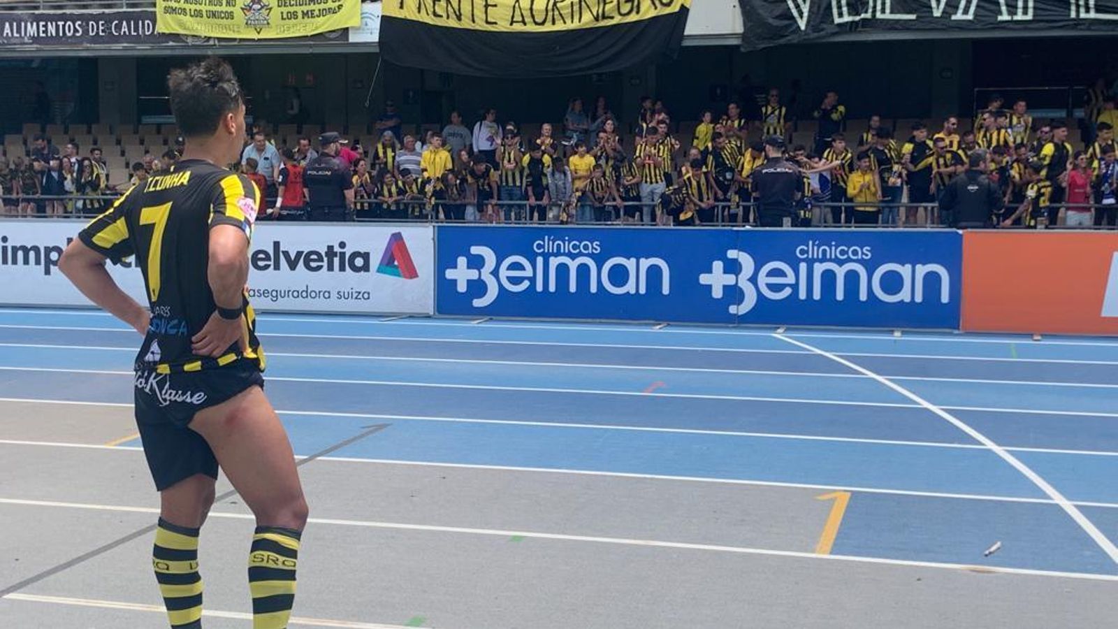 Tiago Cunha contempla decepcionado a una afición entregada.