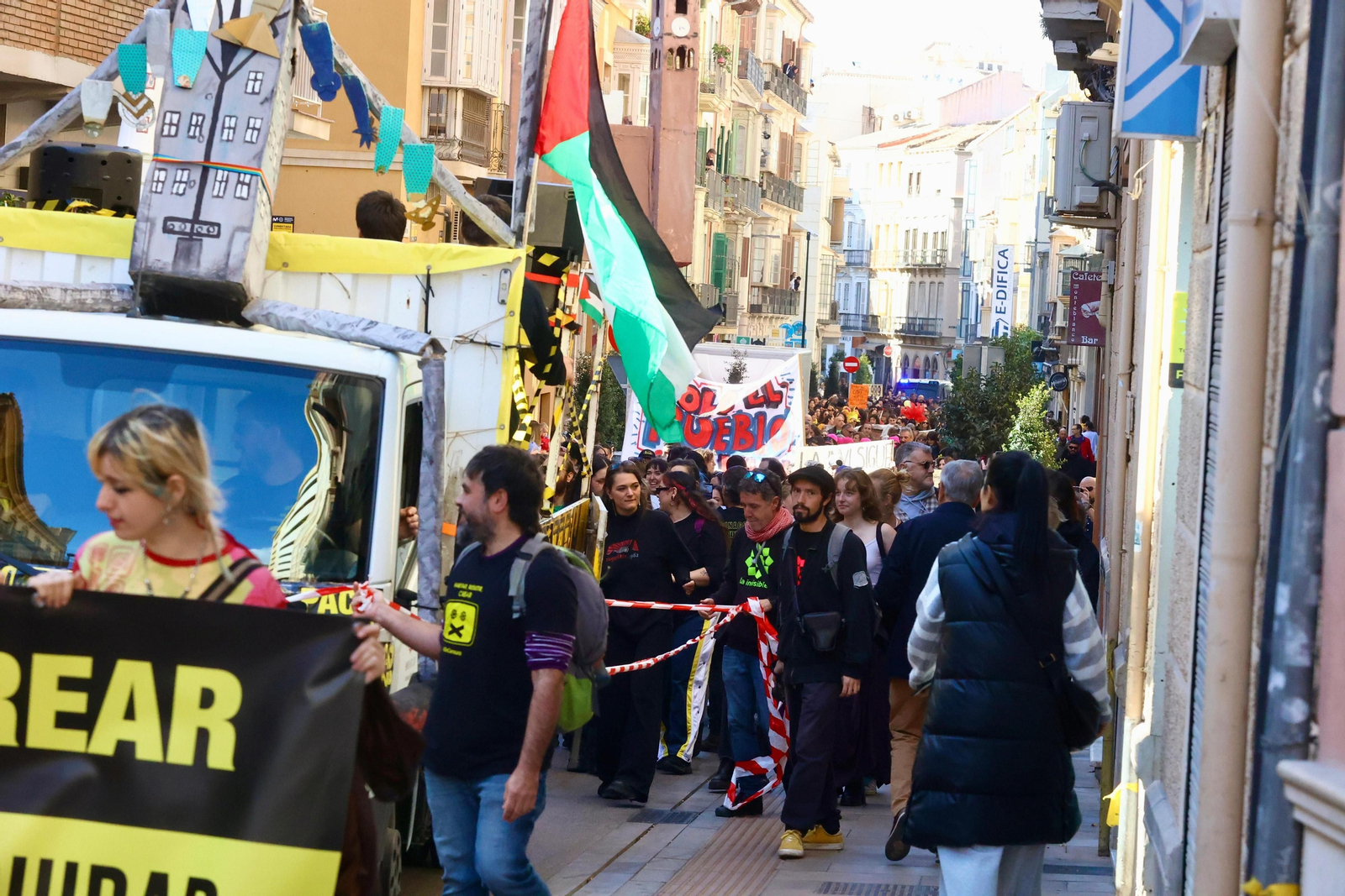 Cientos de personas salen a las calles de Málaga en apoyo a La Invisible, en fotos