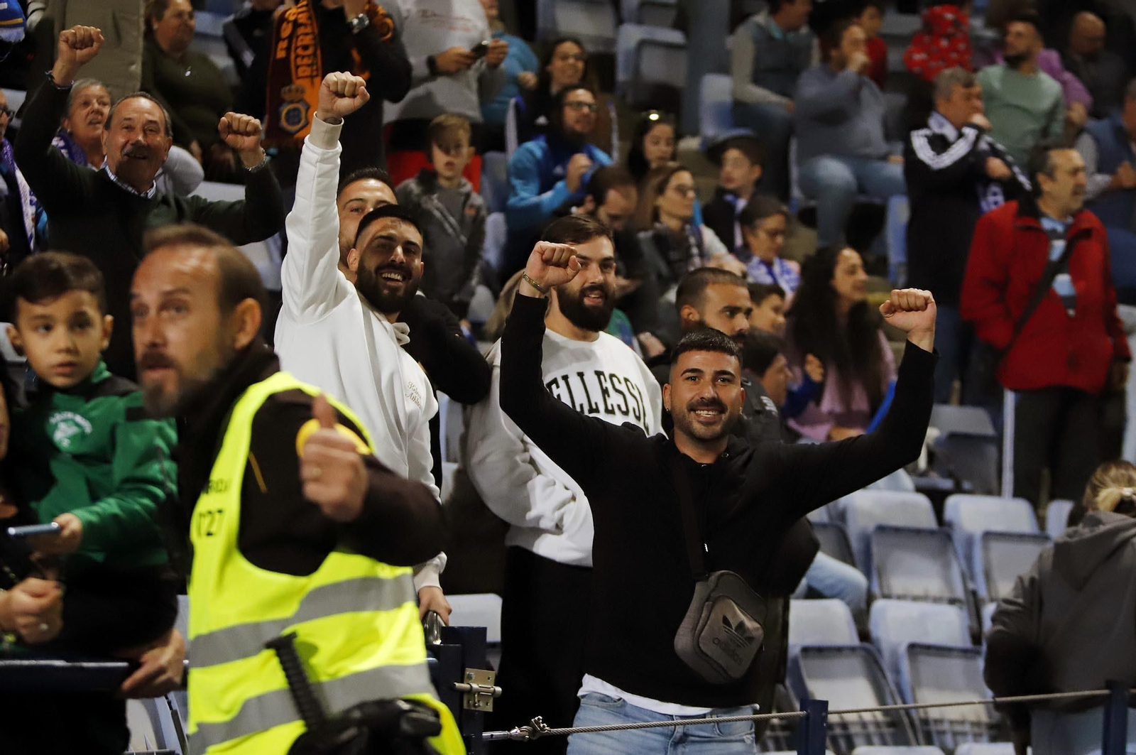 Gran ambiente en las gradas del Nuevo Colombino para el Recre-At Sanluqueño, en imágenes